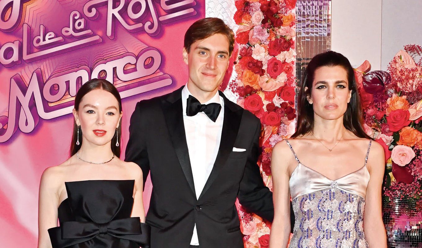 Λίγες μέρες νωρίτερα βέβαια, όπως σας... υποψιάσαμε, αναμενόταν αλλού· σε μία από εκείνες τις παρουσιάσεις για τις οποίες αδημονεί η high society: Η Σαρλότ Κασιράγκι, κόρη της Καρολίνας του Μονακό, που της μοιάζει εκπληκτικά -και εγγονή της αξέχαστης Γκρέις Κέλι, της «Γκρέις του Μονακό»-, ντεμπουτάρισε επίσημα στη συγγραφή με τη «Ρωγμή» («La Fêlure»).