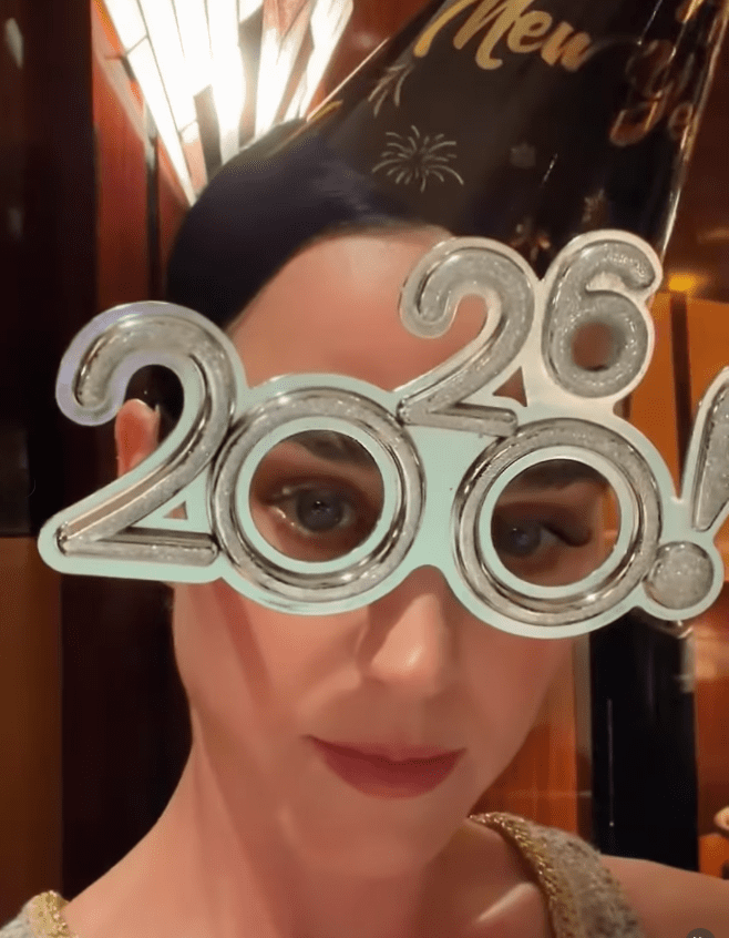 Το πρώτο δημόσιο στιγμιότυπο που επιβεβαιώνει τη σχέση τους μοιράστηκε η Κέιτι Πέρι, δημοσιεύοντας στο Instagram φωτογραφία όπου φιλά στο μάγουλο τον Τζάστιν Τριντό.