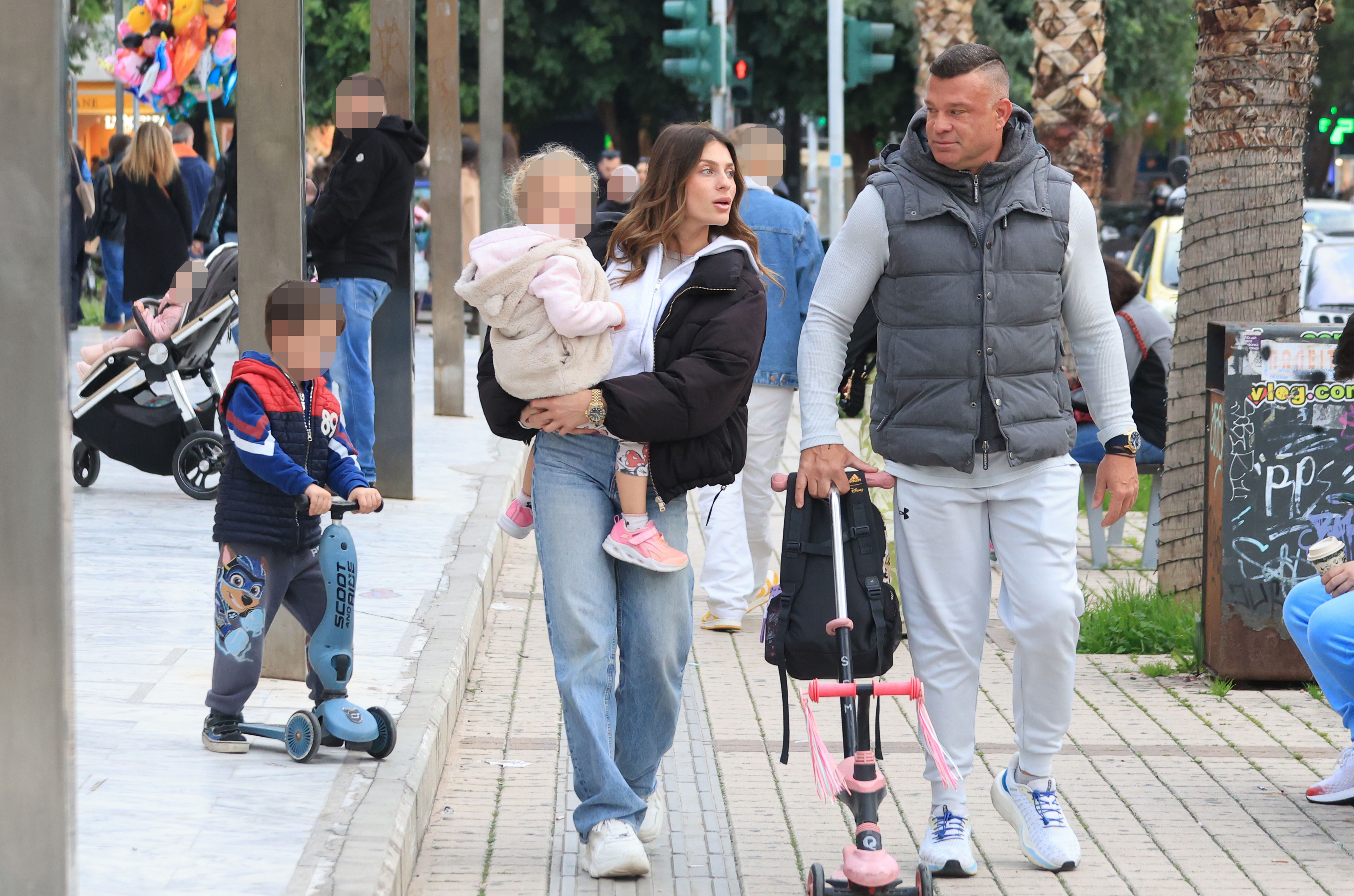 Ο Κώστας Σόμμερ και η Βαλεντίνη Παπαδάκη απαθανατίστηκαν σε οικογενειακή έξοδο με τα δύο παιδιά τους, αποτυπώνοντας μια ήρεμη και αυθεντική καθημερινότητα.