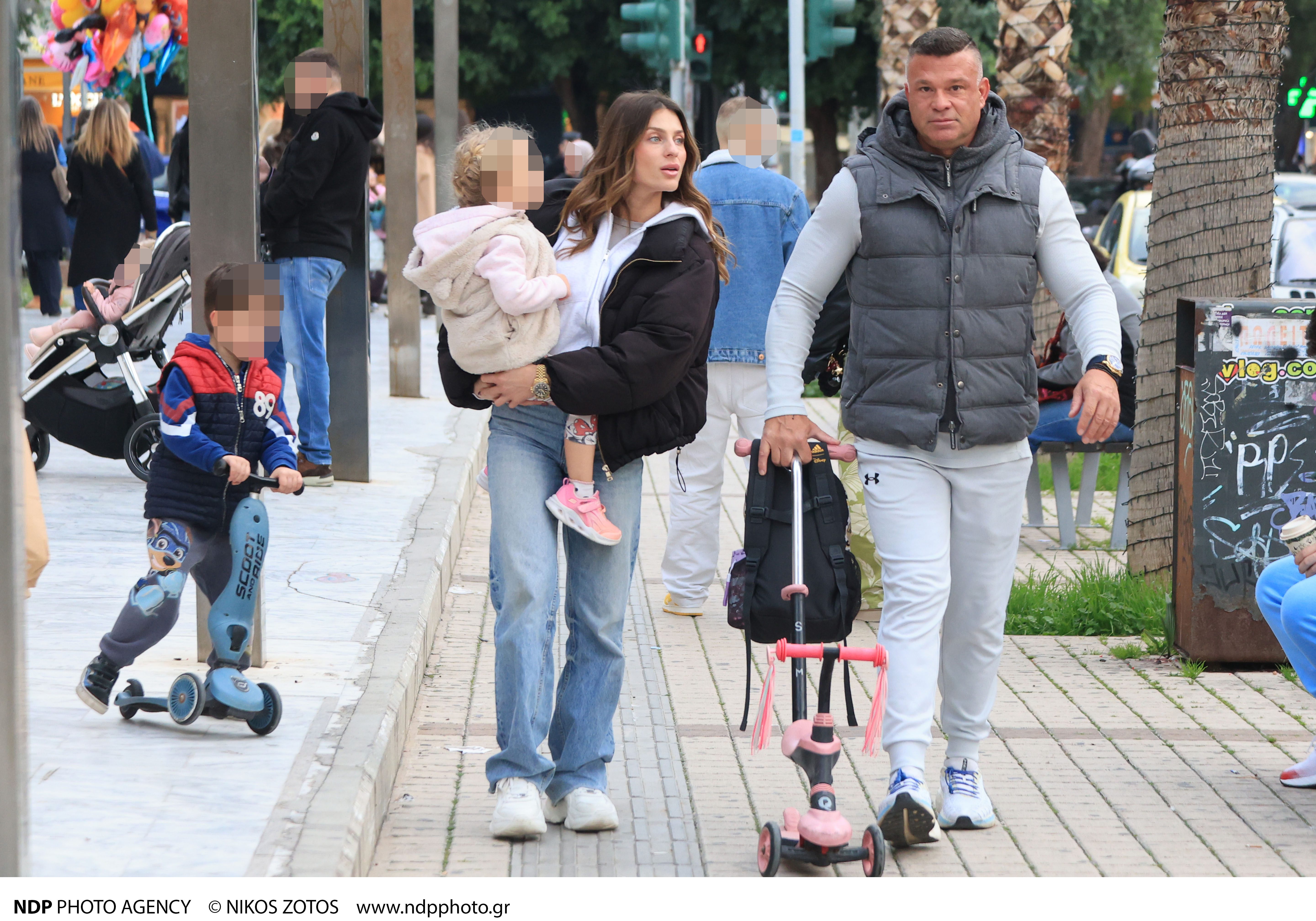 Σε μια από τις σπάνιες δημόσιες εμφανίσεις τους με τα παιδιά, ο Κώστας Σόμμερ και η Βαλεντίνη Παπαδάκη εντοπίστηκαν πρόσφατα σε χαλαρή οικογενειακή βόλτα.