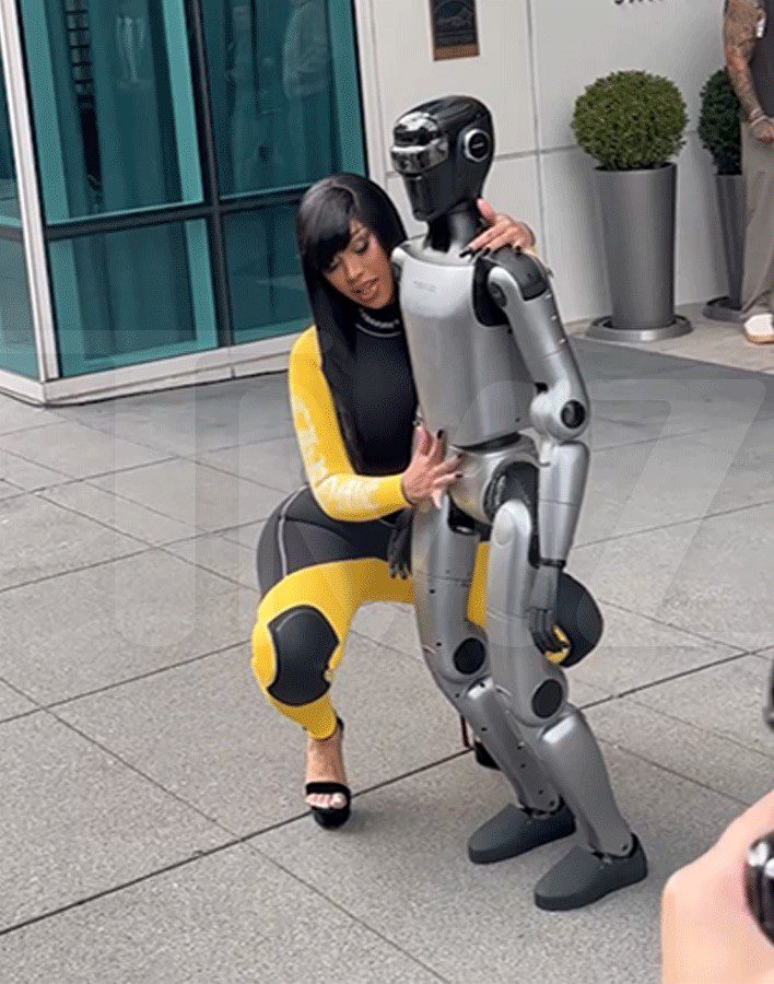 Ένα απρόοπτο περιστατικό με ρομπότ είχε η Cardi B στο Σαν Φρανσίσκο, όταν κατά τη διάρκεια χορού μπροστά σε πλήθος το μηχάνημα κινήθηκε προς το μέρος της και την έριξε κάτω.