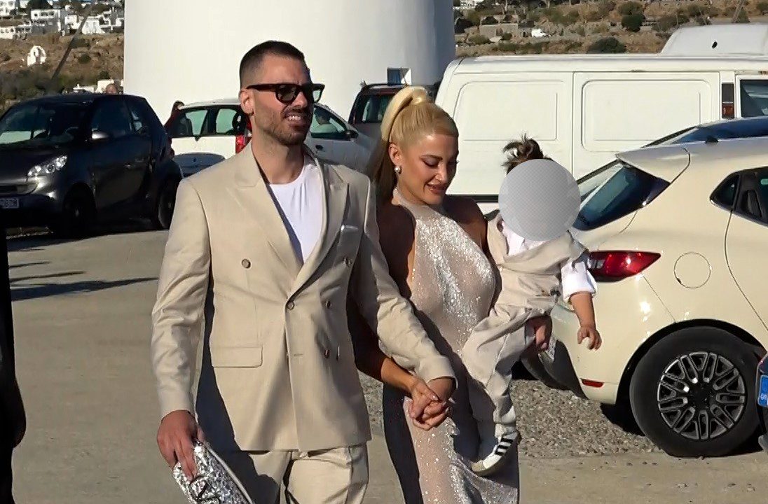 Μετά τον χωρισμό της από τον Δημήτρης Αλεξάνδρου, η Ιωάννα Τούνη γύρισε σελίδα στην προσωπική της ζωή. Τον τελευταίο χρόνο είναι ζευγάρι με τον Δημήτρη Σπιριδωνίδη, τον οποίο αποκαλεί στα social media «Roberto».