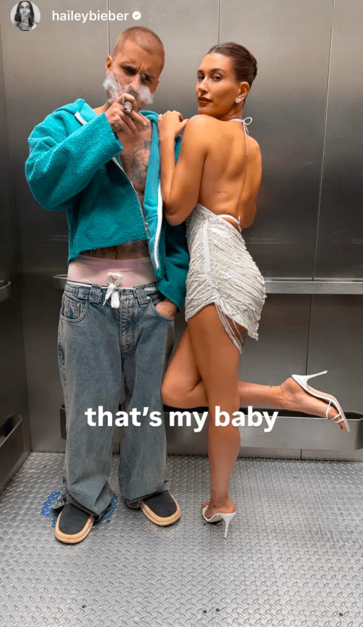 Η Hailey ανέβασε στο Instagram Story μια στιγμή της βραδιάς γράφοντας “That’s my baby”, δείχνοντας υπερηφάνεια και αγάπη για τον σύζυγό της.