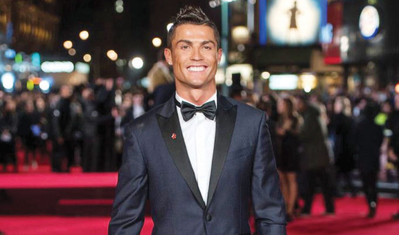 Τον Ιούνιο το Παγκόσµιο Κύπελλο Ποδοσφαίρου θα διεξαχθεί σε ΗΠΑ, Καναδά και Μεξικό, ενώ τον Ιούλιο ακολουθεί το Sun Valley Conference, το αποκαλούµενο «summer camp για δισεκατοµµυριούχους», όπου κλείνονται τα µεγαλύτερα χρυσά deals του πλανήτη.