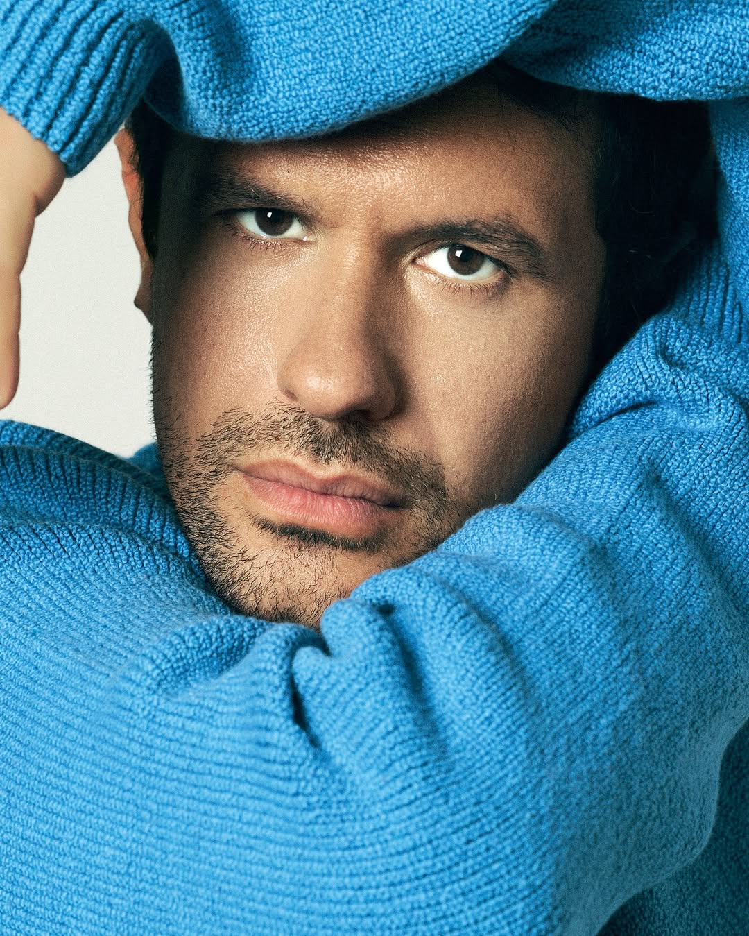 Ο Ορφέας Αυγουστίδης μιλά για τη σύγχρονη κουλτούρα του διαδικτύου, τη σύγχυση ανάμεσα σε ιδιωτικό και δημόσιο χώρο και την ανάγκη επιστροφής στην κριτική σκέψη.