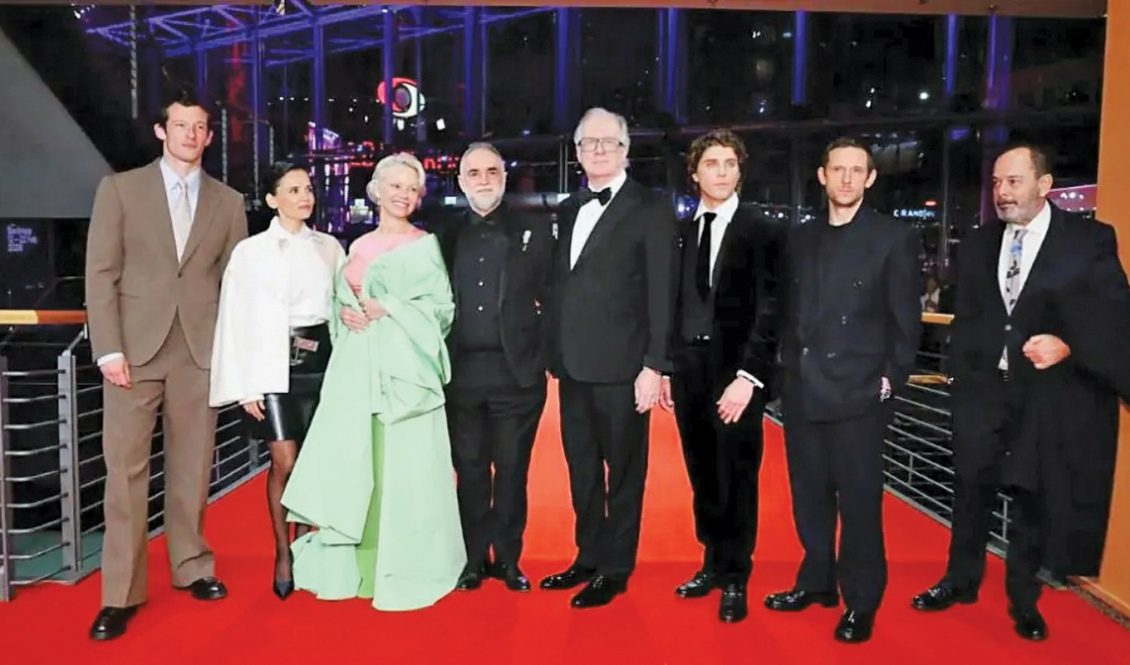 Η Πάμελα Άντερσον με το καστ της ταινίας «Rosebush Pruning» - δεξιά ο Έλληνας σεναριογράφος