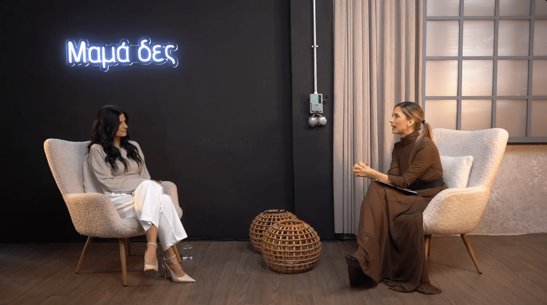 Η Χριστίνα Μπόμπα μιλά ανοιχτά για την εξάντληση, την ανασφάλεια και τις μεγάλες προκλήσεις που βίωσε μετά τη γέννηση των διδύμων κορών της, αλλά και για τη στήριξη που είχε από τον Σάκη Τανιμανίδη.