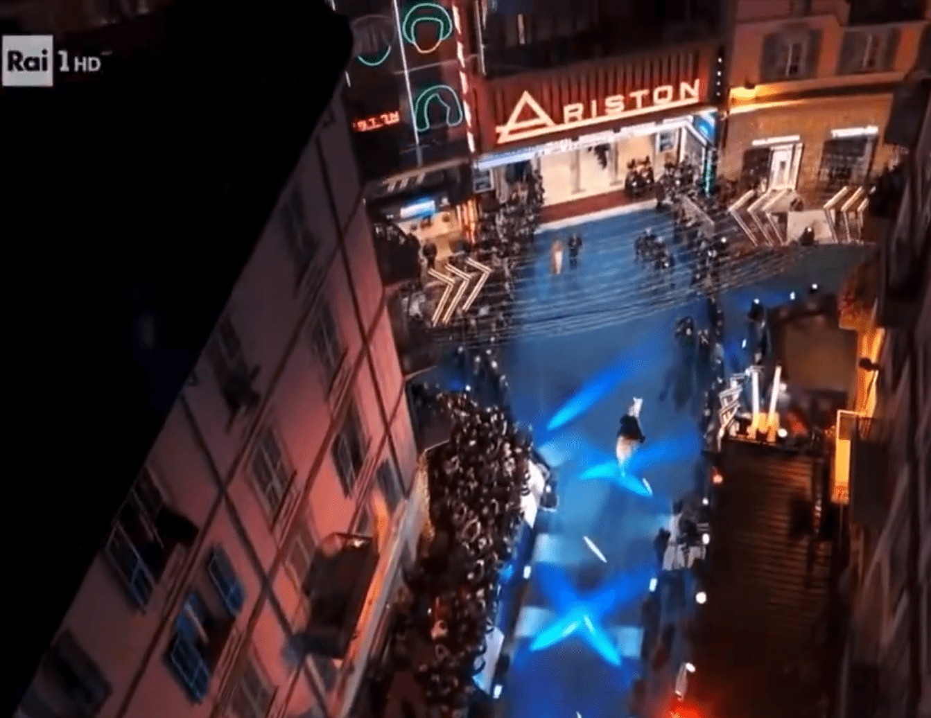 Μια εντυπωσιακή και πρωτότυπη εμφάνιση έκανε ο διεθνούς φήμης Ιταλός τενόρος Αντρέα Μποτσέλι στο φεστιβάλ του Σαν Ρέμο, καθώς προσήλθε στη σκηνή έφιππος πάνω σε λευκό άλογο, σε μια στιγμή που ξεχώρισε στην 76η διοργάνωση του ιστορικού μουσικού θεσμού.