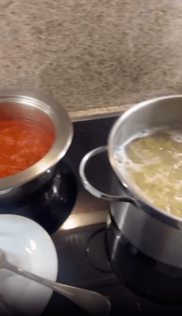 Αφού ολοκληρώθηκε ο αγώνας στον κήπο, ξεκίνησε ένας δεύτερος, διαφορετικός «αγώνας». Αυτή τη φορά στην κουζίνα.