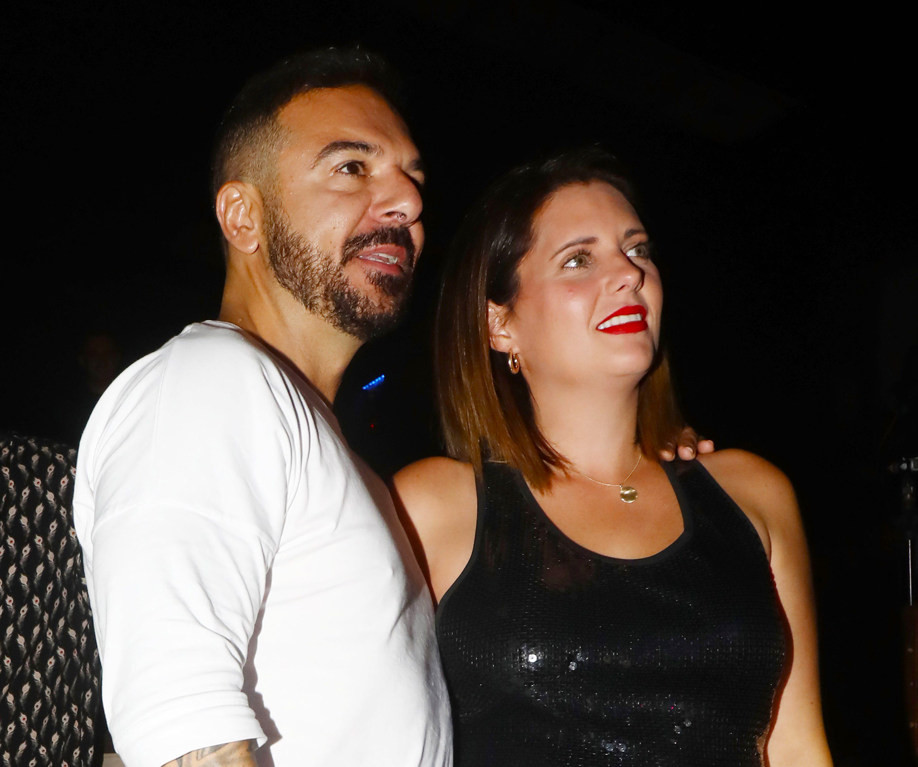 Ο Τριαντάφυλλος επιβεβαίωσε για πρώτη φορά τον χωρισμό του από τη Δήμητρα Σιαμπάνη μετά από 19 χρόνια σχέσης, μιλώντας για το πώς άλλαξαν τα πράγματα μετά το Survivor και τι είπε για τον γιο τους.