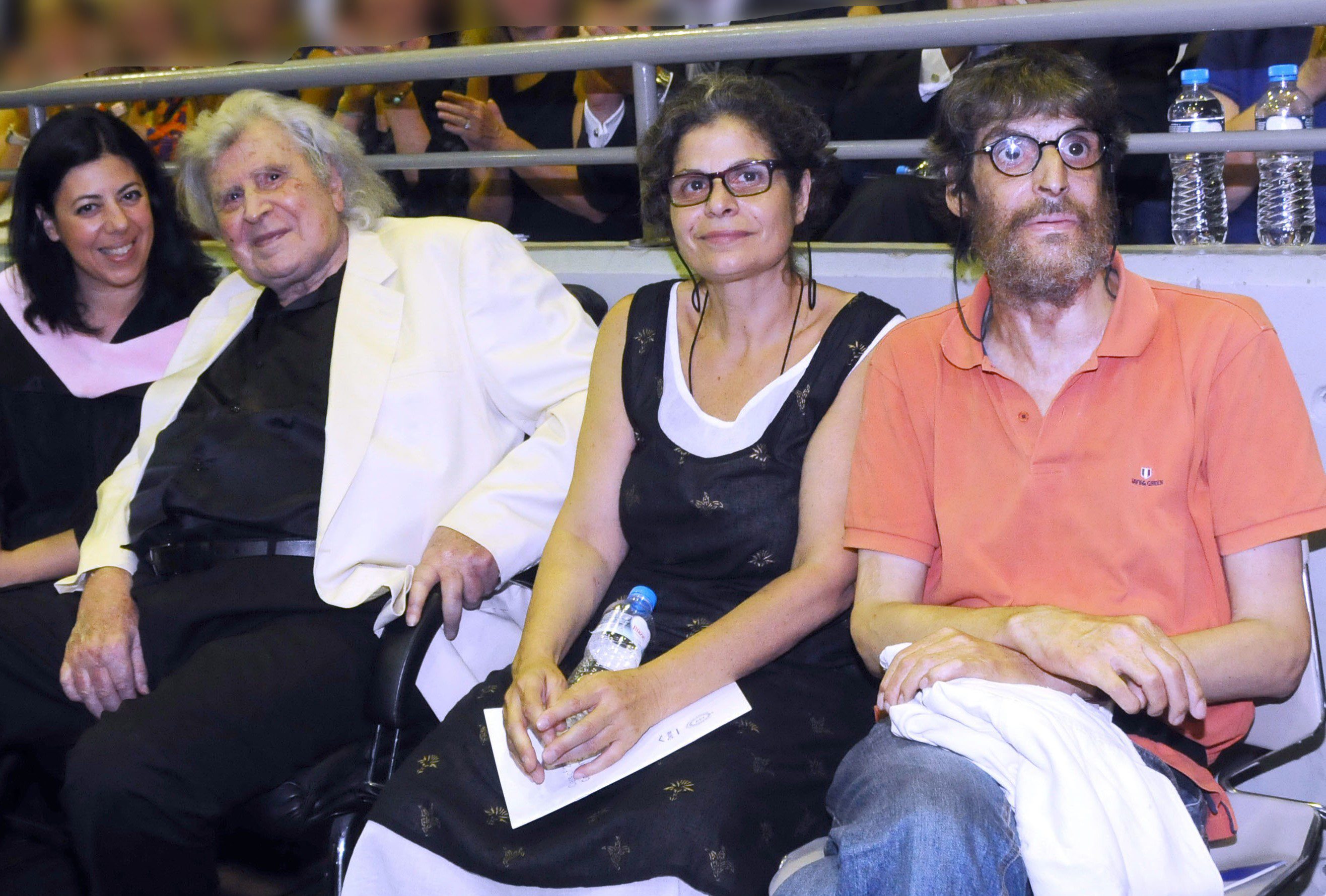 Η ανάρτηση του Γιώργου Θεοδωράκη ερμηνεύτηκε από πολλούς ως μια δημόσια έκκληση βοήθειας. Σε αρκετά δημοσιεύματα τονίζεται ότι το μήνυμά του δείχνει έναν άνθρωπο που βιώνει έντονη ψυχολογική πίεση και αναζητά στήριξη.