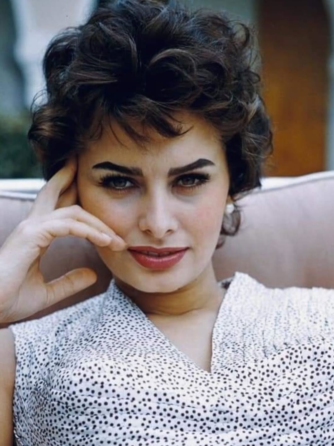 Σε συνέντευξή της στο Haute Living San Francisco, η Σοφία Λόρεν μίλησε για τη σημασία της καθημερινής άσκησης και της πειθαρχίας στη ζωή της, αποκαλύπτοντας πως ξεκινά κάθε μέρα με 45 λεπτά καλλισθενικής γυμναστικής.