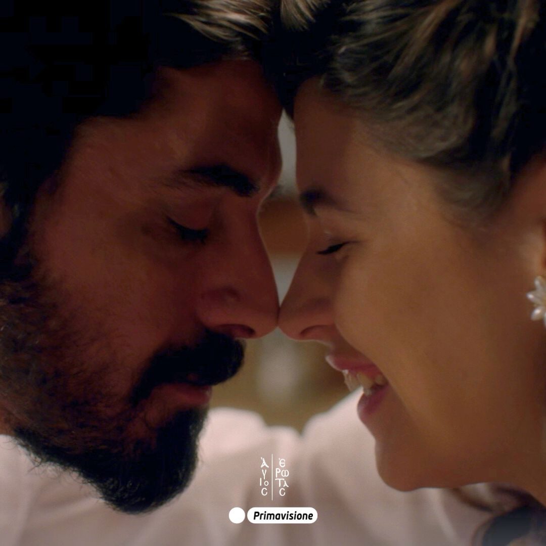 Η σειρά στην οποία πρωταγωνιστείτε, ο «Άγιος έρωτας», σαρώνει. Πώς νιώσατε γι' αυτή την ανταπόκριση; «Νιώθω χαρά και ικανοποίηση, αλλά ταυτόχρονα μεγάλη ευθύνη. Όταν ο κόσμος αγκαλιάζει τόσο έντονα μια δουλειά, σημαίνει ότι κάτι κάνουμε σωστά όλοι μαζί ως ομάδα».