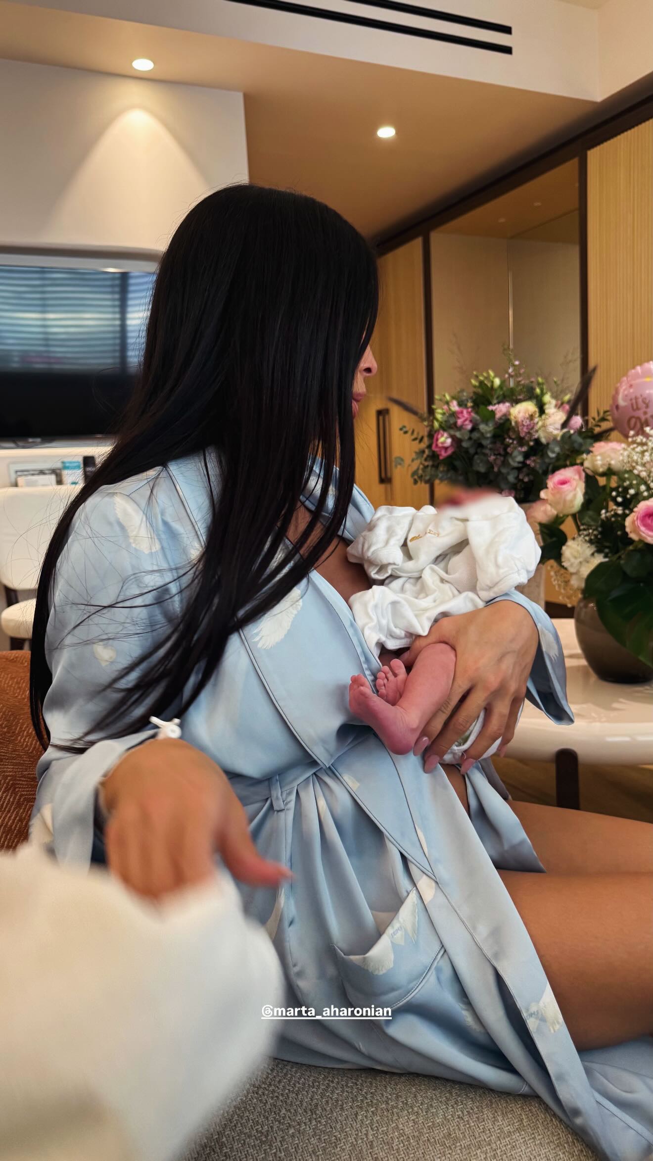 Το βράδυ της Πέμπτης 2 Απριλίου 2026 ο γνωστός τράπερ μοιράστηκε στο Instagram την πρώτη φωτογραφία με τη νεογέννητη κόρη του, ενώ μία ημέρα αργότερα, την Παρασκευή 3 Απριλίου, η σύντροφός του δημοσίευσε νέα, πιο προσωπικά στιγμιότυπα από τις πρώτες τους στιγμές ως οικογένεια.