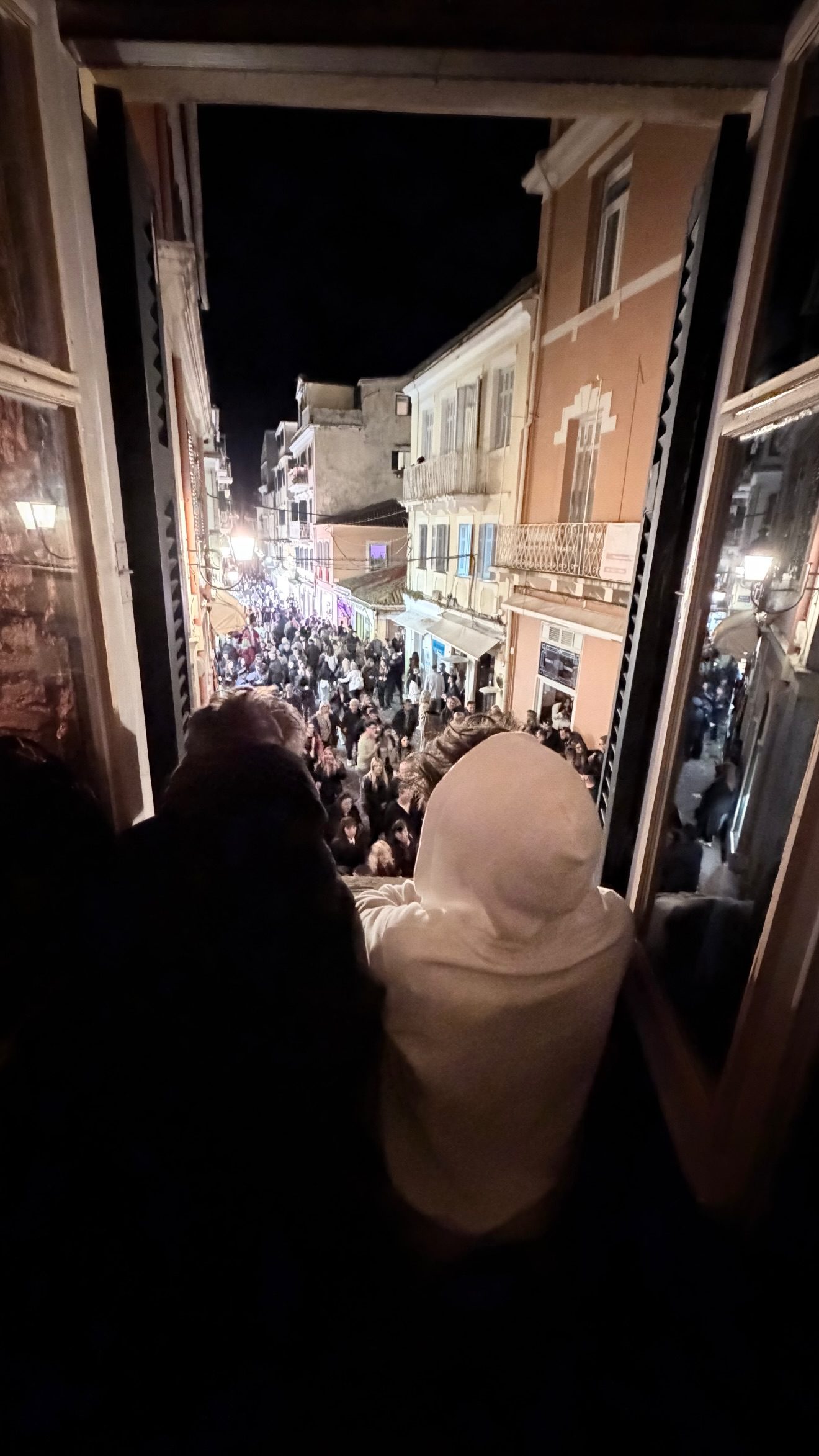 Στο πλευρό της βρίσκονται αγαπημένα της πρόσωπα, ανάμεσά τους ο Παύλος Σταματόπουλος και η Χριστίνα Κοντοβά, δημιουργώντας μια ζεστή και δεμένη παρέα. Η παρουσία των φίλων της ενισχύει το οικογενειακό κλίμα των ημερών, με τη Σίσσυ Χρηστίδου να επιλέγει να μοιραστεί αυτές τις στιγμές με ανθρώπους που έχουν ουσιαστικό ρόλο στη ζωή της.