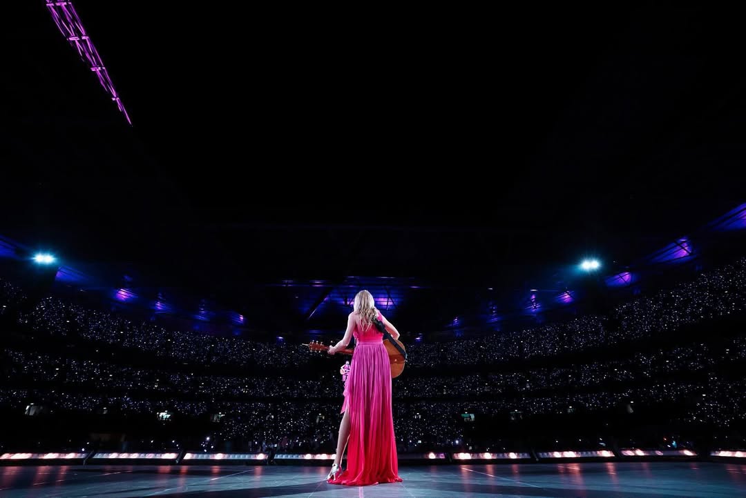 Η Taylor Swift βρίσκεται ξανά στο επίκεντρο διεθνούς επικαιρότητας, καθώς ξεκινά στην Αυστρία η δίκη για το σχέδιο τρομοκρατικής επίθεσης σε συναυλία της στη Βιέννη το καλοκαίρι του 2024, ένα περιστατικό που είχε προκαλέσει παγκόσμιο σοκ και οδήγησε στην ακύρωση τριών sold out εμφανίσεών της.