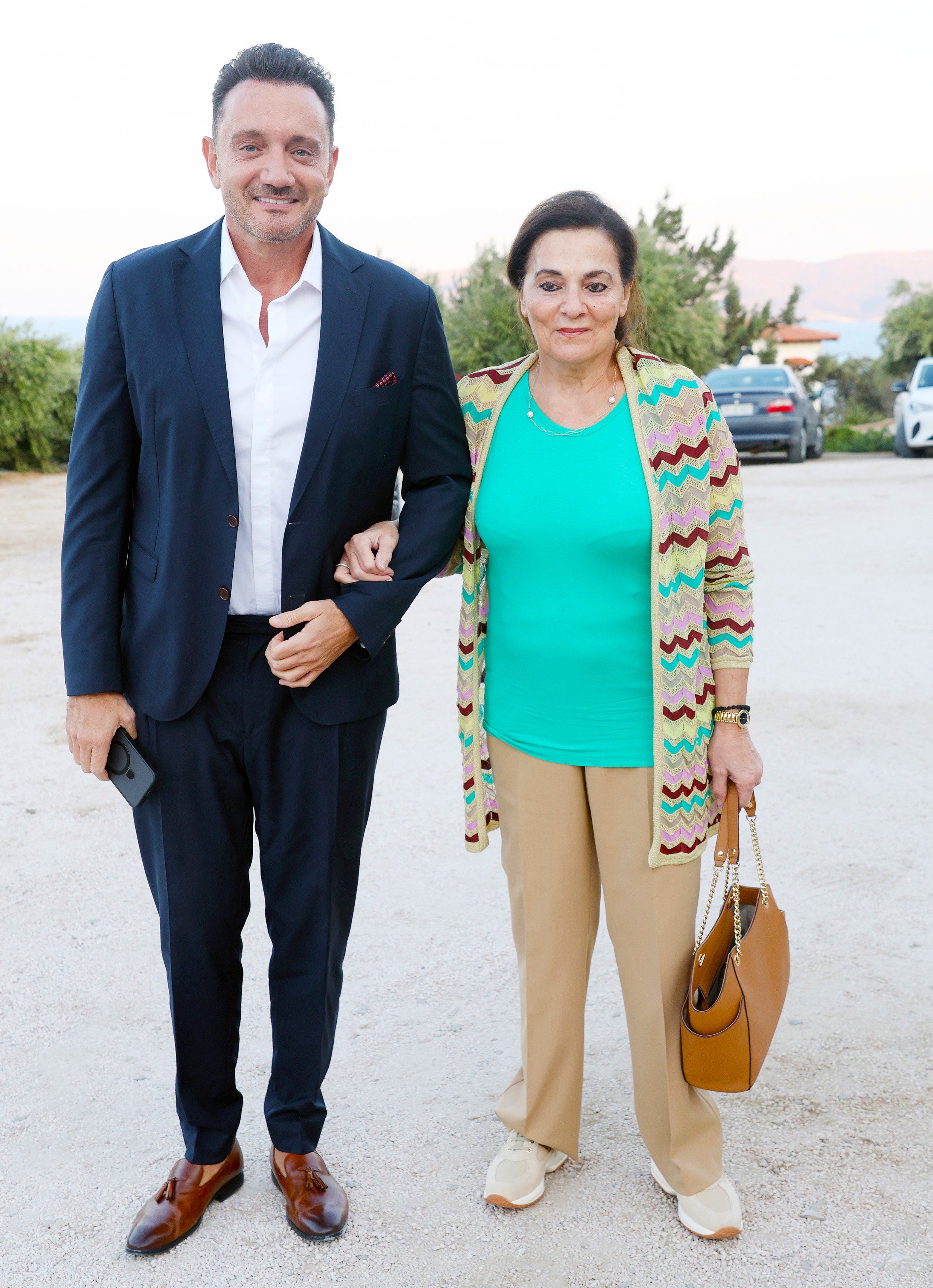 Η επιθυμία του Χρήστου Μενιδιάτη να δει τη ζωή του πατέρα του στη μεγάλη οθόνη δεν είναι απλώς μια σκέψη, αλλά μια ανάγκη να διατηρηθεί ζωντανή μια σημαντική καλλιτεχνική διαδρομή.