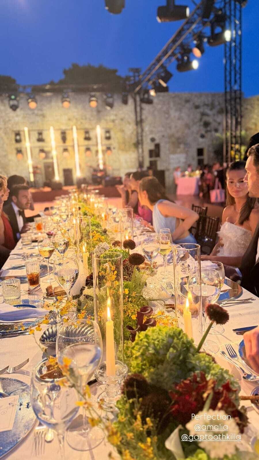 Πραγματικά ένα μοναδικό venue για τη δεξίωση του γάμου τους. Εκτός των εγκαταστάσεων του υπερπολυτελούς Costa Navarino, όπου μένουν και οι ίδιοι και οι καλεσμένοι τους.