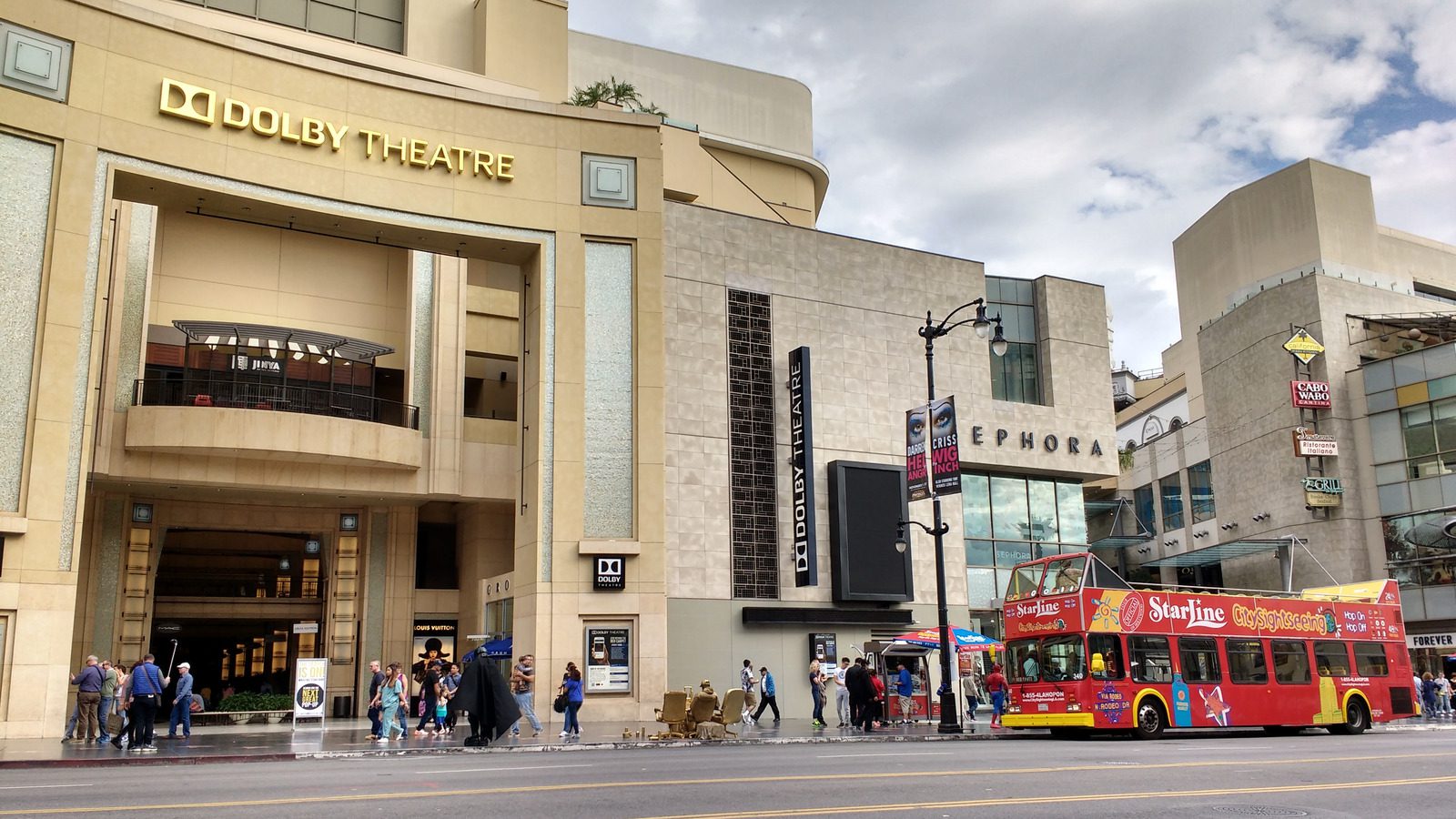 Η 99η τελετή θα γίνει στο Dolby Theatre at Ovation Hollywood, τον ιστορικό χώρο που έχει ταυτιστεί με τα Όσκαρ εδώ και περισσότερες από δύο δεκαετίες. Η απονομή του 2027 θα είναι μία από τις τελευταίες που θα φιλοξενηθούν εκεί.