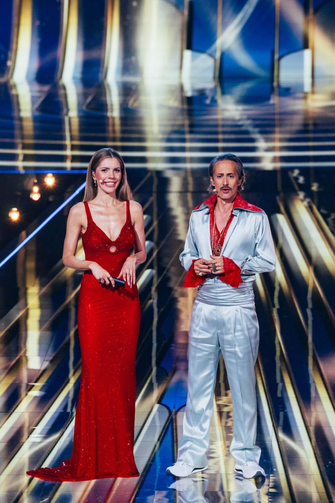 Eurovision: Ποια είναι η εντυπωσιακή παρουσιάστρια με το κόκκινο φόρεμα που έκλεψε τις εντυπώσεις - 
