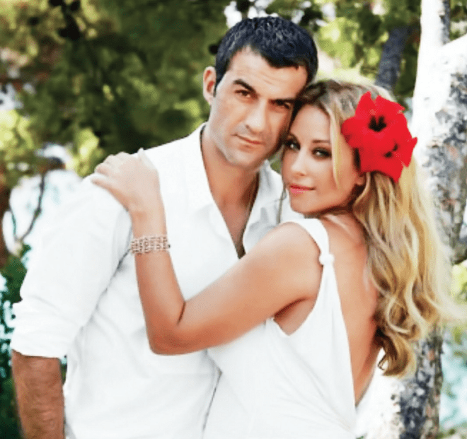 Η ζωή της όμως απέκτησε πιο ουσιαστικό νόημα και αυτό έγινε όταν γνώρισε τον Τραϊανό Δέλλα. Η γνωριμία τους έγινε σχεδόν κινηματογραφικά, μέσω κοινής παρέας.
