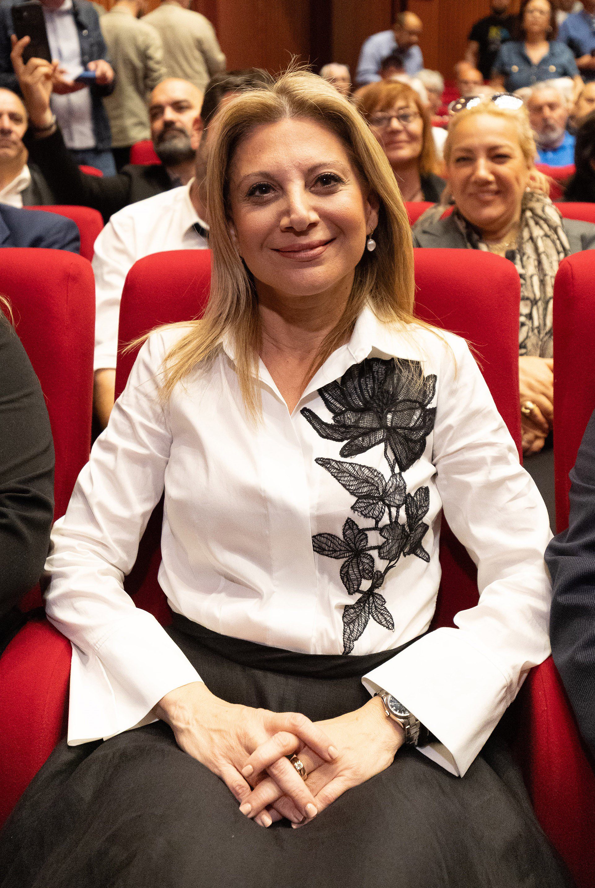 Ο γνωστός σχεδιαστής Βασίλης Ζούλιας μίλησε με θερμά λόγια για τη Μαρία Καρυστιανού, δηλώνοντας ανοιχτά τη συμπάθεια και την εκτίμηση που τρέφει για εκείνη. «Είναι μια αξιόλογη γυναίκα που έχει κάνει τον πόνο της, αγώνα. Έχω ξαναντύσει την κυρία Καρυστιανού. Τη συμπαθώ πολύ».