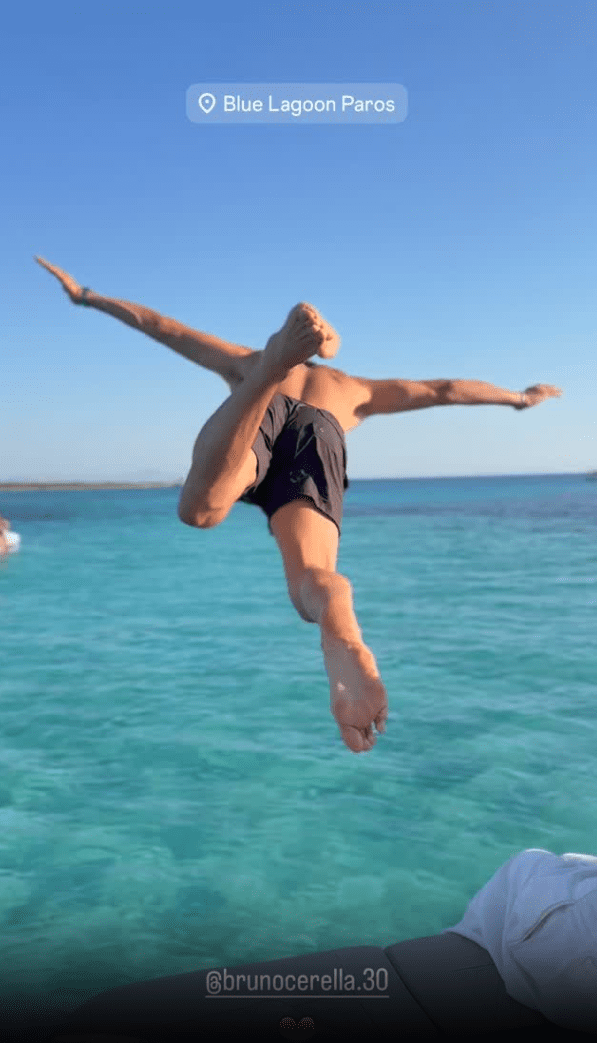 Η Αθηνά Οικονομάκου και ο Μπρούνο Τσερέλα βρίσκονται ήδη στην Πάρο, λίγο πριν από τη μεγάλη γιορτή που έχουν ετοιμάσει για συγγενείς, φίλους και αγαπημένα πρόσωπα.