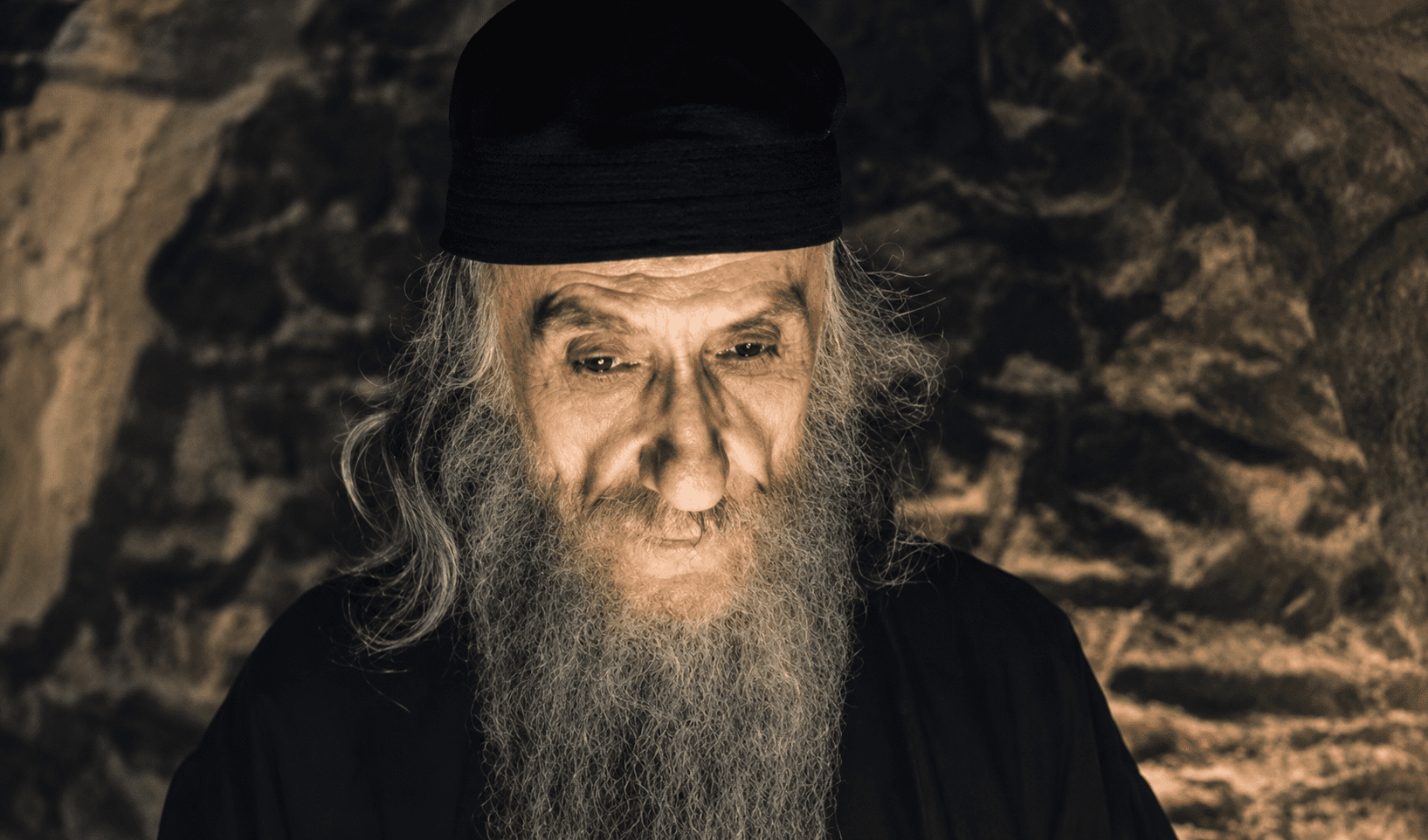 Ο Γιάννης Σμαραγδής ολοκλήρωσε την τοποθέτησή του με μια ιδιαίτερα έντονη αναφορά στον Στάθη Ψάλτη, μιλώντας για τη γενναιοδωρία του και ζητώντας σεβασμό για ανθρώπους που, όπως είπε, έδωσαν πολλά.  «Ο Στάθης βοηθούσε τους φτωχούς, τους έπαιρνε σπίτια να μένουν και τελικά ο ίδιος πέθανε στην ψάθα. Λίγο σεβασμό γι’ αυτούς τους ανθρώπους».