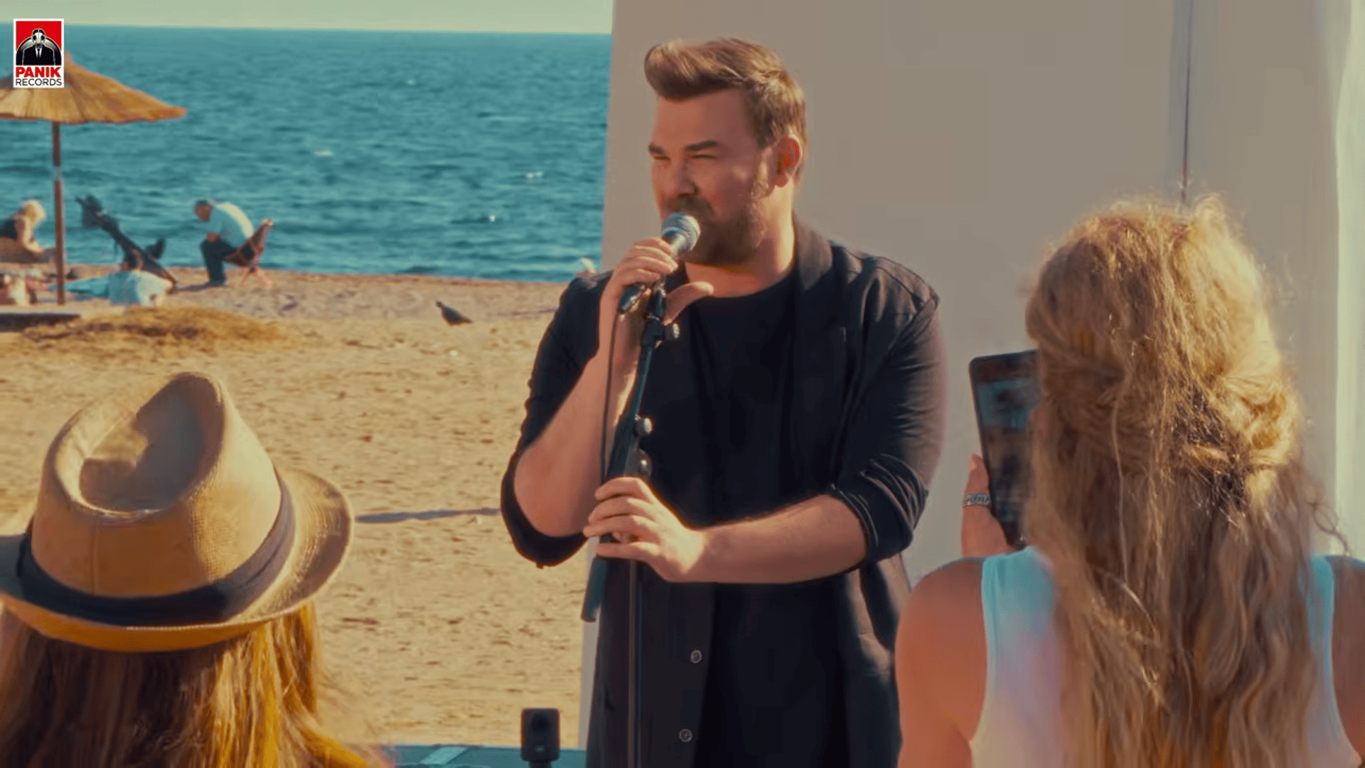 Ο Γιώργος Σαμπάνης παρουσιάζει το music video του «Τι Θέλω Εγώ Με Σένα», μετατρέποντας την πόλη σε σκηνή και τους περαστικούς σε μέρος της ιστορίας.