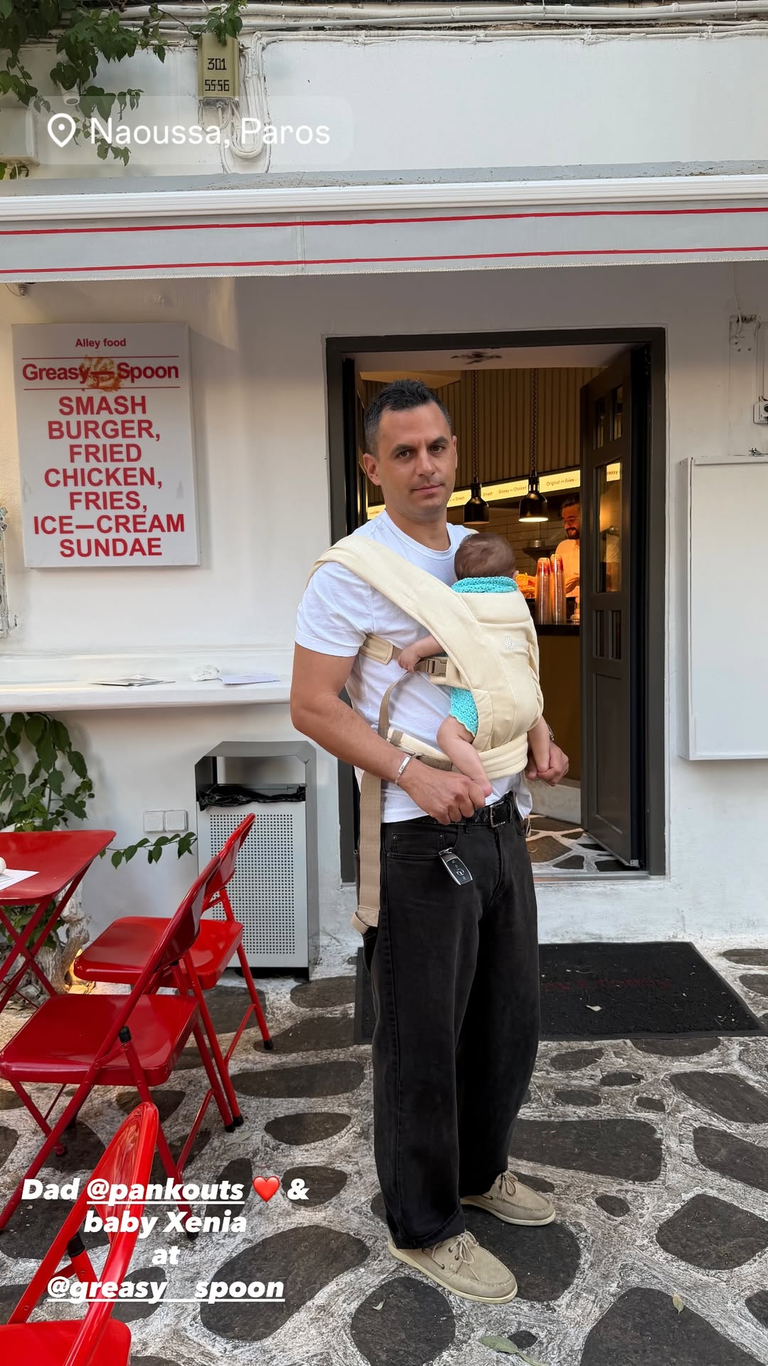 Ένα διαφορετικό και ιδιαίτερα συγκινητικό καλοκαίρι ζουν η Κατερίνα Καινούργιου και ο Παναγιώτης Κουτσουμπής, καθώς για πρώτη φορά απολαμβάνουν τις διακοπές τους στην Πάρο μαζί με την κόρη τους, Ξένια.