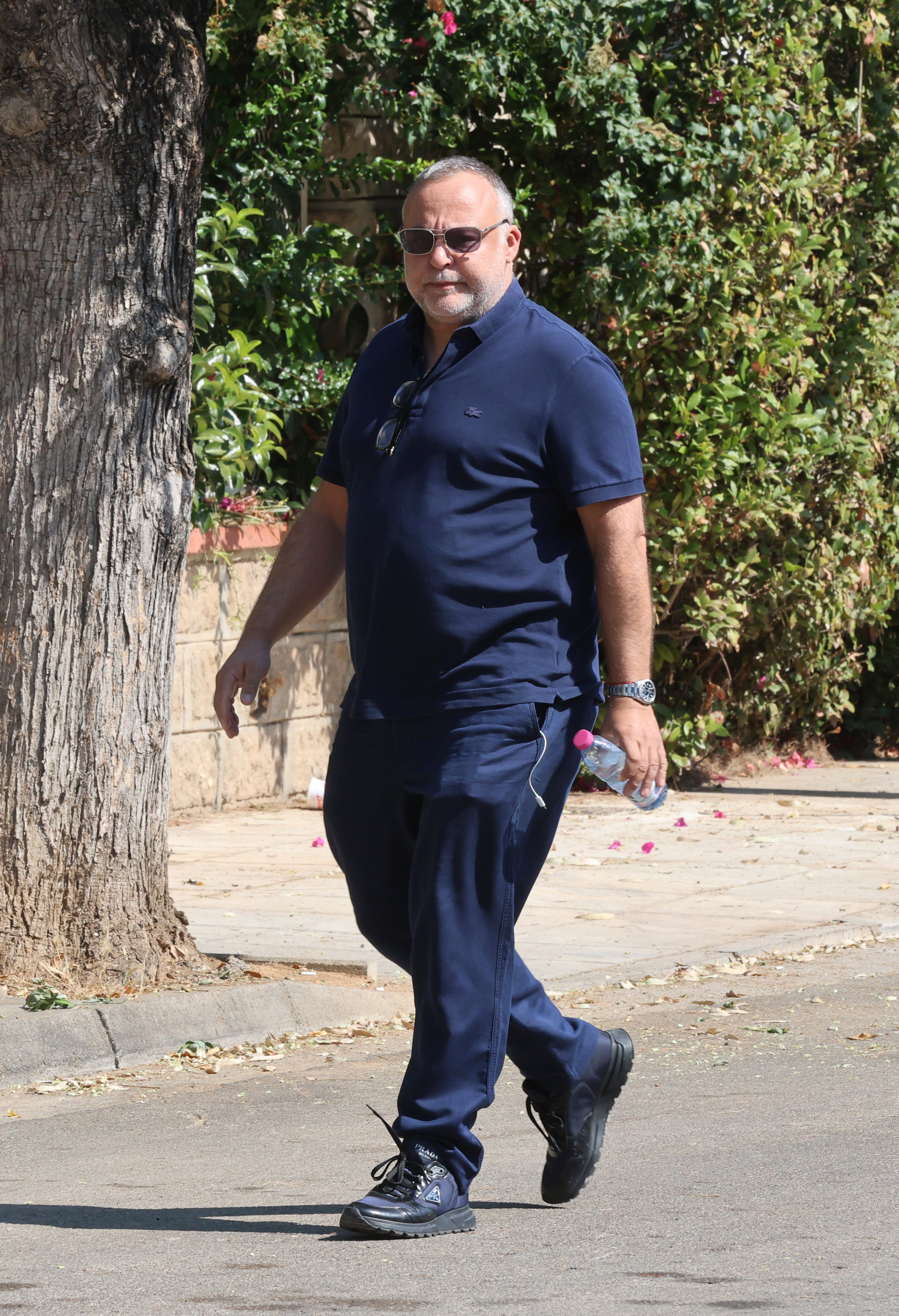 Δίπλα στην Έλενα Κατραβά βρισκόταν ο στενός φίλος και κουμπάρος του ζευγαριού, Γιάννης Κουτράκης.