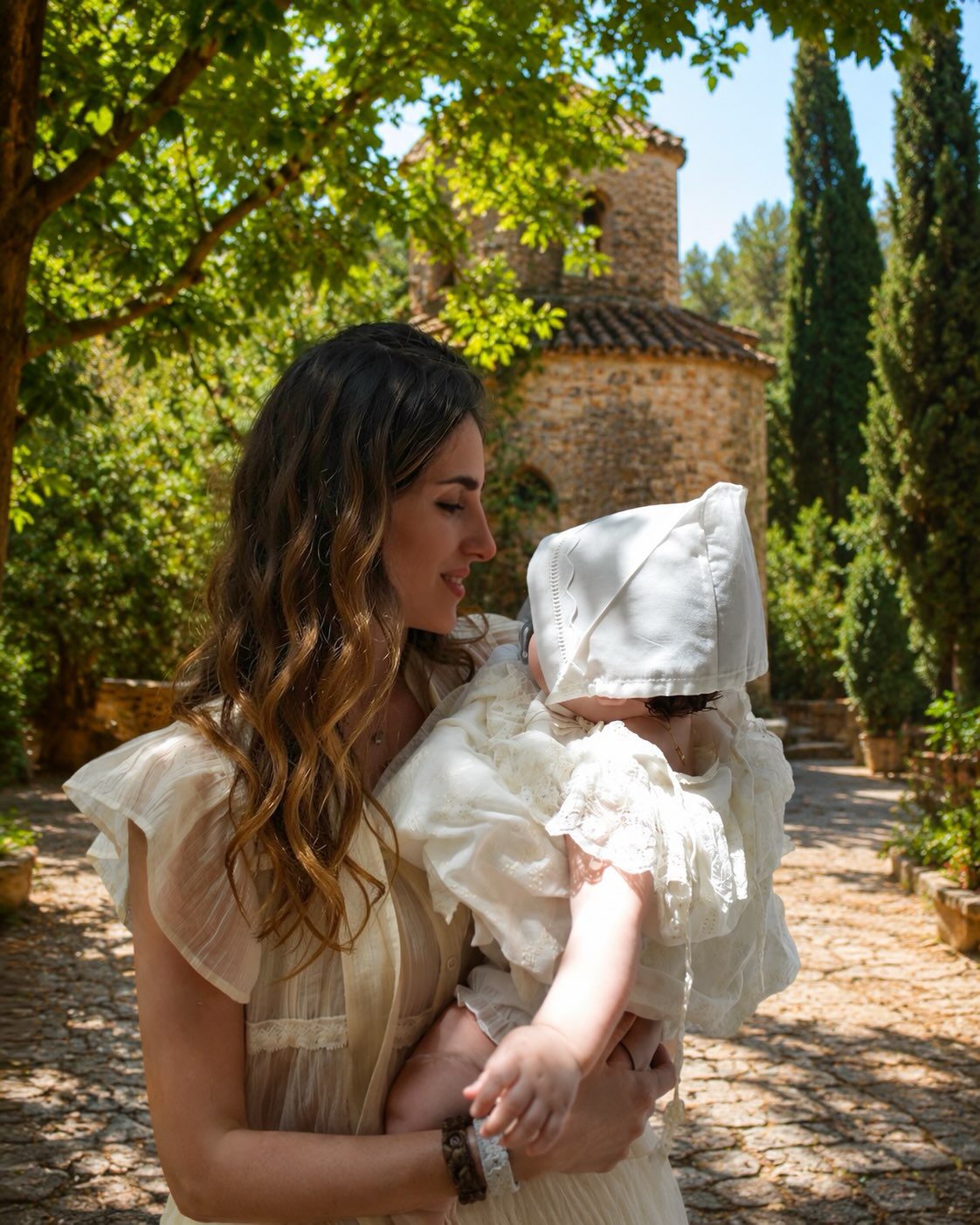 Μια από τις πιο τρυφερές σελίδες της προσωπικής της ζωής μοιράστηκε ξανά η Παυλίνα Βουλγαράκη, δημοσιεύοντας νέες φωτογραφίες από τη βάπτιση της κόρης της, Ερωφίλης, στην Κρήτη.