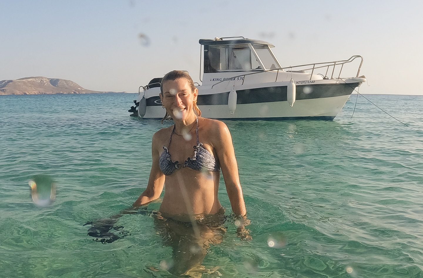 Η Ζέτα Δούκα μοιράστηκε εικόνες από τη βαρκάδα και τις βουτιές της στα Αρμάθια, περιγράφοντας την επίσκεψη ως μία αξέχαστη εμπειρία.