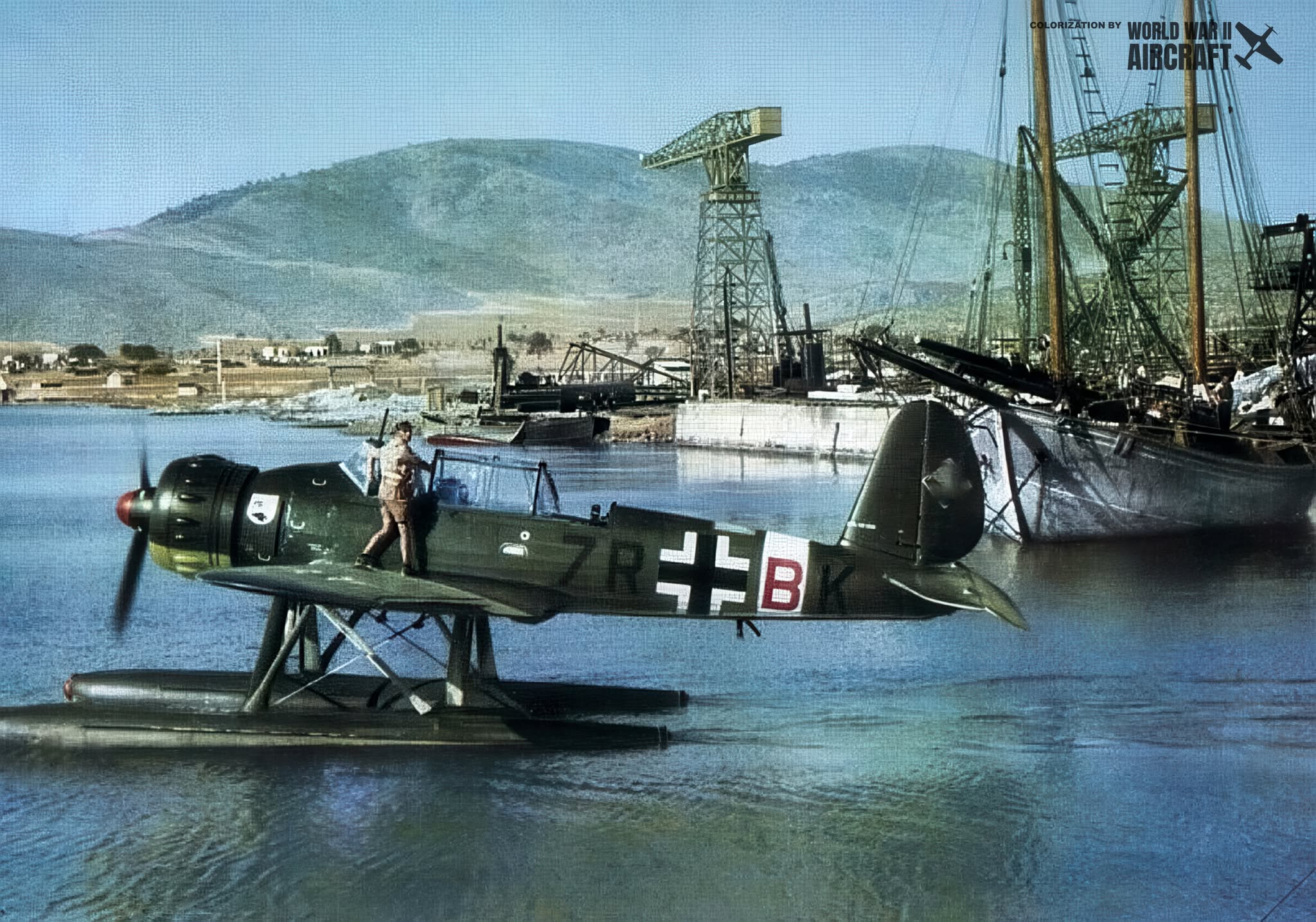 Το Arado Ar 196 δεν ήταν «ιπτάμενο σκάφος» με την αυστηρή τεχνική έννοια, αλλά μονοκινητήριο αναγνωριστικό αεροσκάφος με δύο πλωτήρες, το οποίο μπορούσε να απονηώνεται και να προσθαλασσώνεται.
