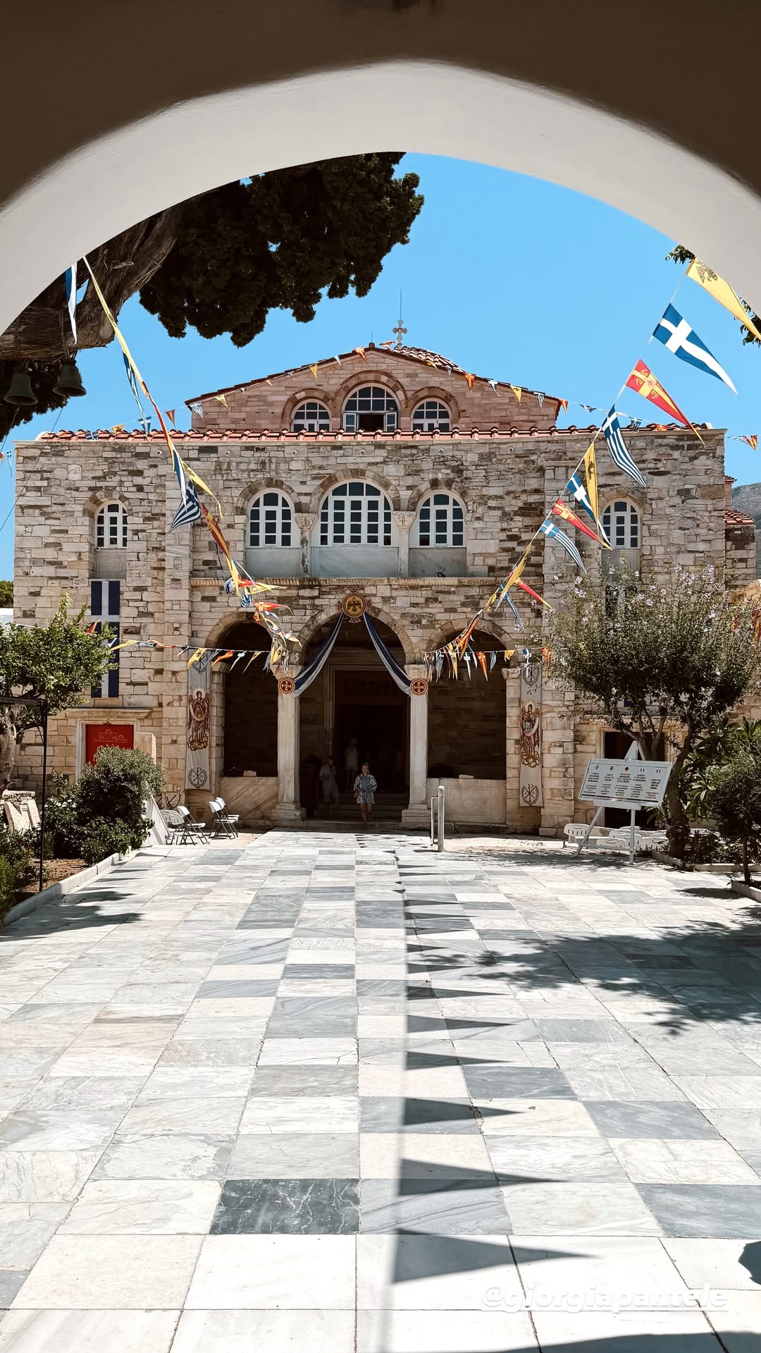 Στην Παναγία Εκατονταπυλιανή της Πάρου επέστρεψε η Κατερίνα Καινούργιου, μετά την ολιγοήμερη παραμονή της στη Μύκονο.