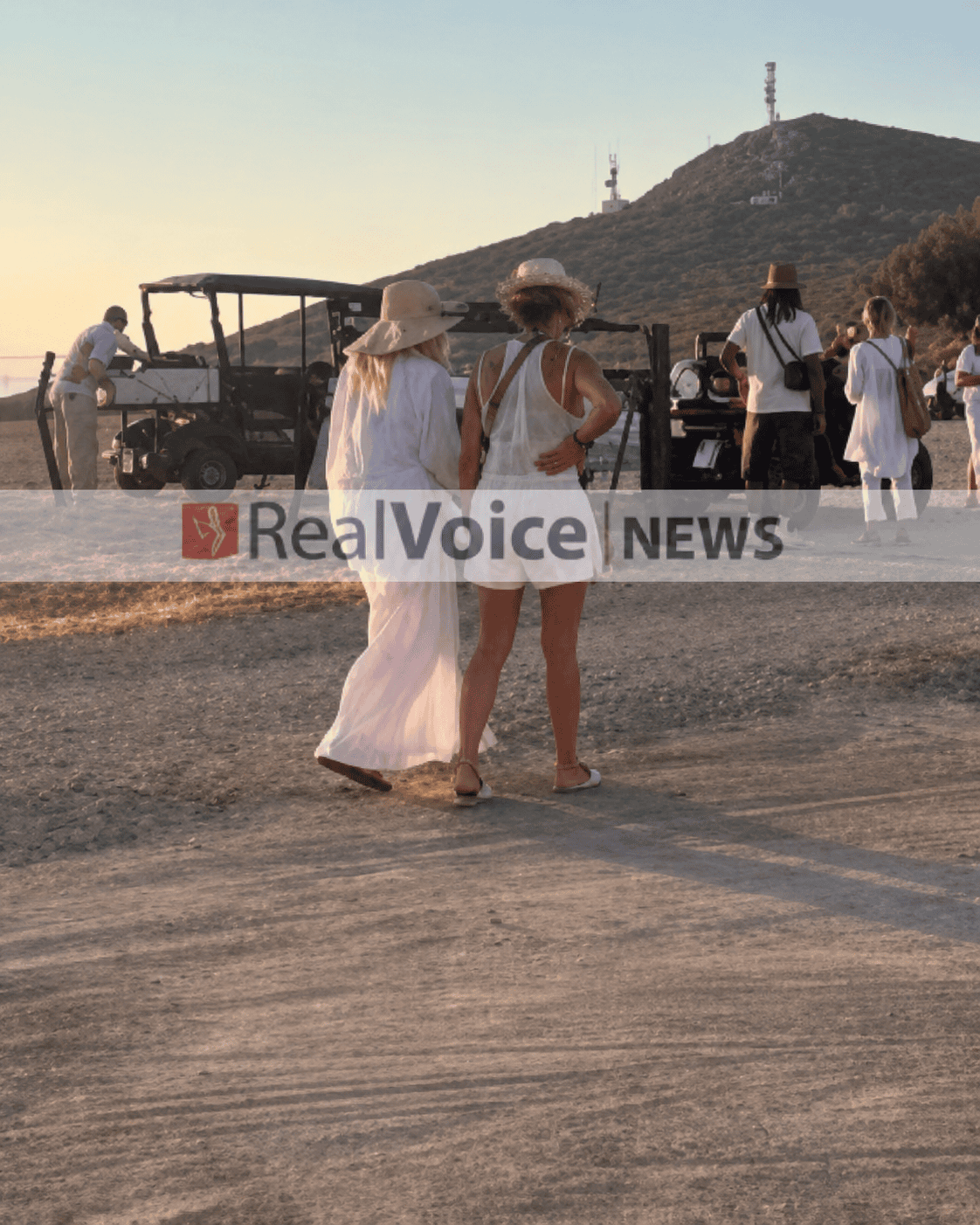 Η 68χρονη «βασίλισσα της ποπ» έφτασε στο νησί με ελικόπτερο και επισκέφθηκε το Σπήλαιο της Αποκάλυψης και την Ιερά Μονή Αγίου Ιωάννη του Θεολόγου.
