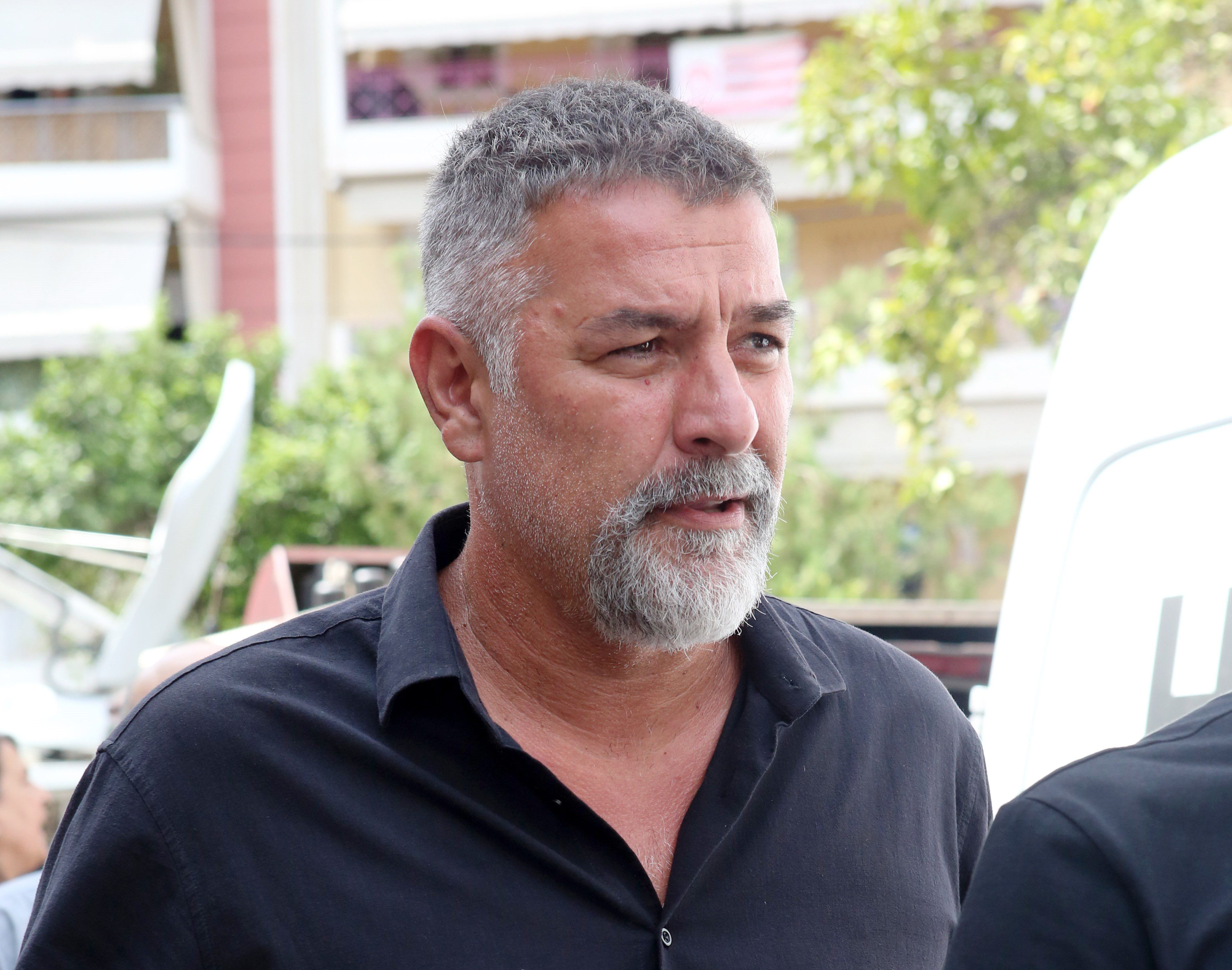 Ο Βασίλης Μπισμπίκης μιλά για το έμφραγμα που υπέστη, αποκαλύπτει ότι αρχικά νόμιζε πως είχε πάθει ψύξη και εξηγεί πώς άλλαξε τη ζωή του δύο χρόνια αργότερα.