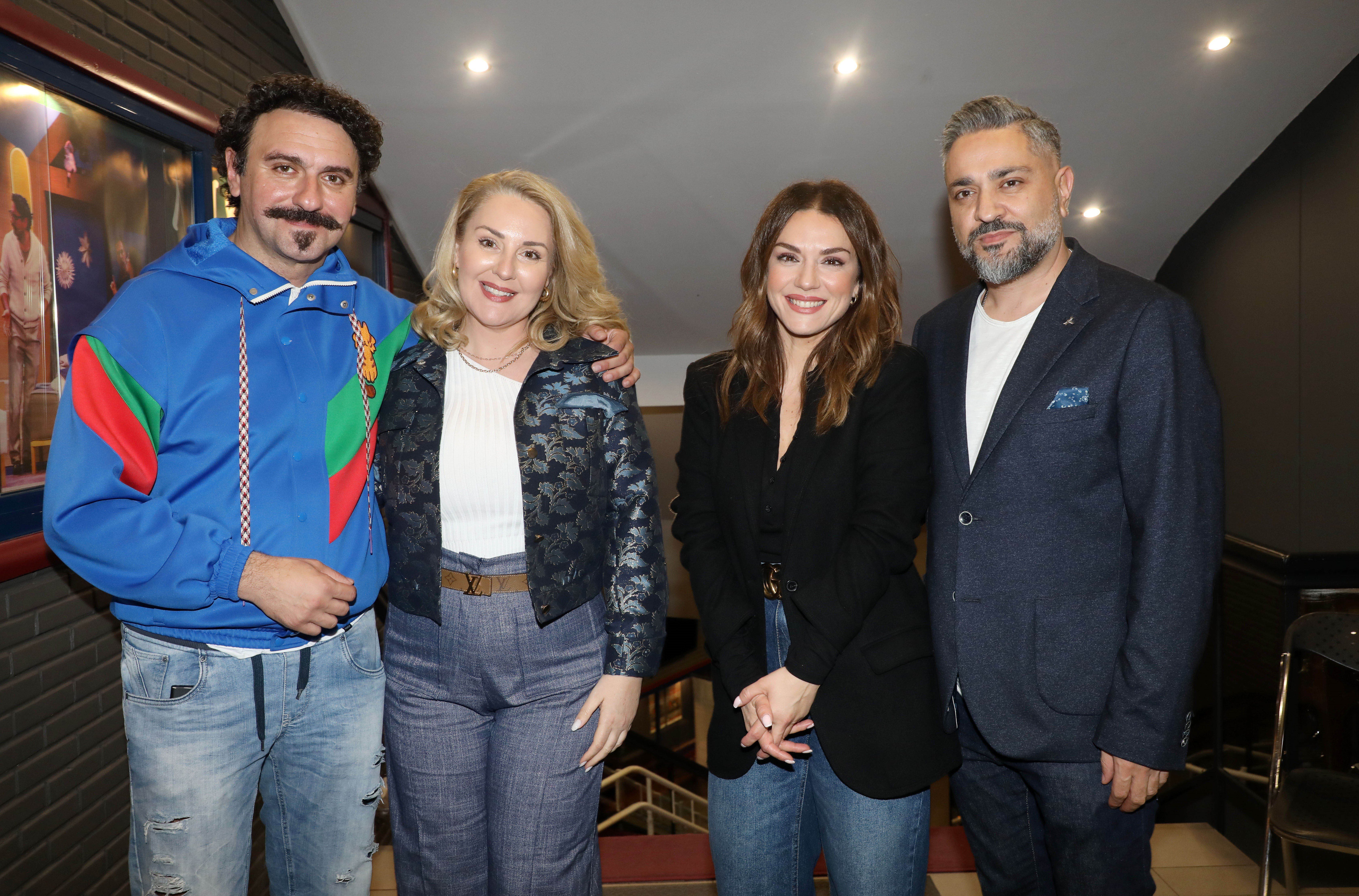 «Είχα συνηθίσει σε άλλους ρυθμούς, σε πιο απλωμένους χρόνους. Ξαφνικά έπαιρνα ένα σενάριο την προηγούμενη μέρα και δυσκολευόμουν να μάθω τα λόγια μου μέχρι την επόμενη, ενώ για τη Βάσω Λασκαράκη αυτό ήταν παιχνιδάκι!», παραδέχθηκε.