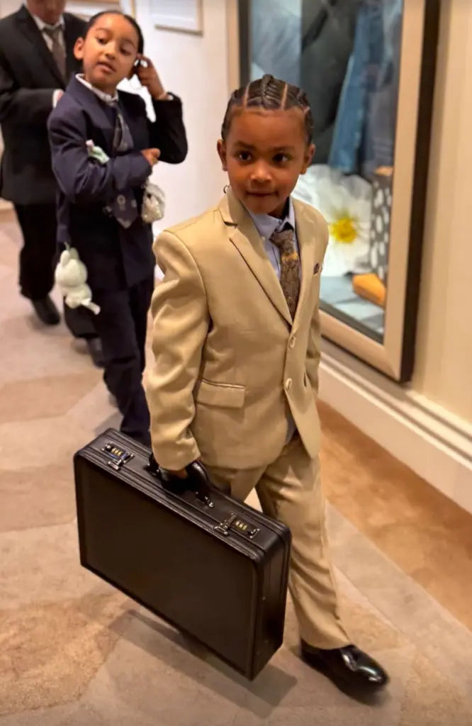 Για να γιορτάσουν αυτό το σημαντικό ορόσημο, η οικογένεια και οι φίλοι της Κιμ Καρντάσιαν διοργάνωσαν μια ιδιωτική τελετή αποφοίτησης, η οποία μάλιστα ήταν έκπληξη για την ίδια.