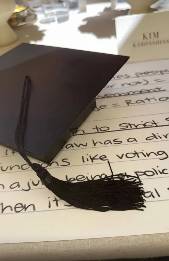 Ένα συμβολικό στιγμιότυπο από το γεύμα που ακολούθησε την τελετή αποκάλυψε πως τα χαρτιά με τις σημειώσεις της για τη νομική είχαν μετατραπεί σε σουπλά, προσδίδοντας έναν ιδιαίτερο τόνο στην εκδήλωση.