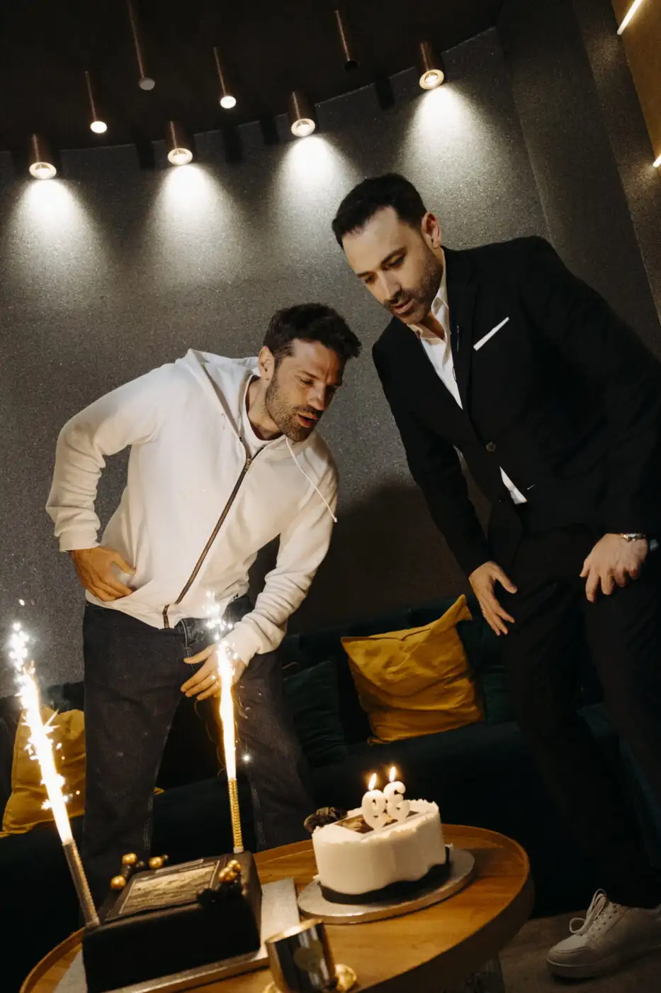 Ο Κωνσταντίνος Αργυρός έκλεισε τα 39 και γιόρτασε τα γενέθλιά του με μία συγκινητική έκπληξη στο καμαρίνι του. Έσβησε κεράκια μαζί με τον αδερφό του, Παύλο, θυμίζοντας πως είναι τα πρώτα τρίδυμα που γεννήθηκαν με εξωσωματική γονιμοποίηση στην Ελλάδα.