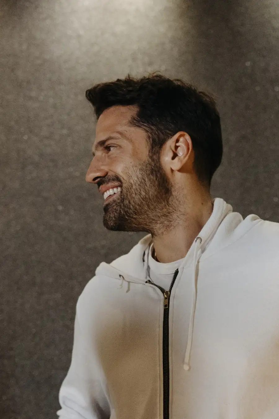 Ο Κωνσταντίνος Αργυρός γεννήθηκε την ίδια ημέρα με τα αδέρφια του – είναι τρίδυμα και αποτελούν τα πρώτα παιδιά στην Ελλάδα που γεννήθηκαν με τη μέθοδο της εξωσωματικής γονιμοποίησης, ένα γεγονός ιστορικής σημασίας για την ιατρική και την κοινωνία της εποχής.