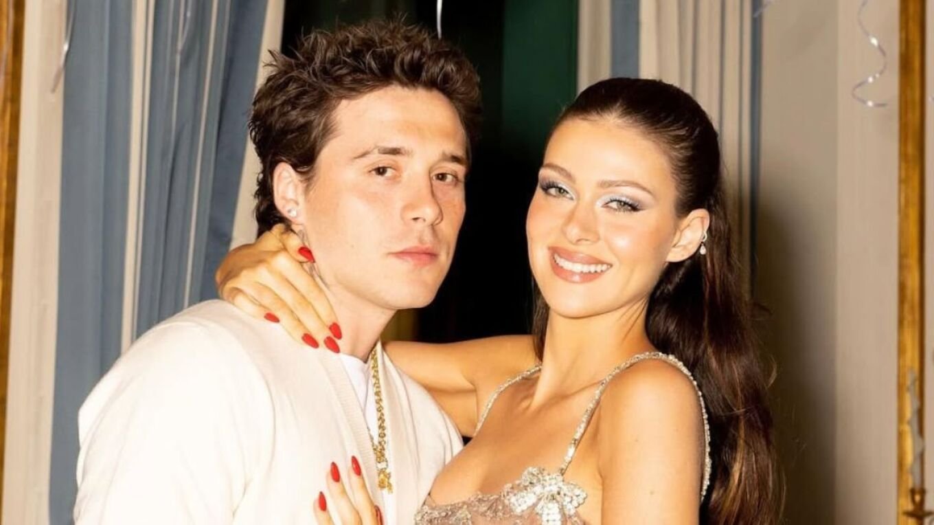 Ακόμη ένα επεισόδιο που έχει επιβαρύνει τις σχέσεις ανάμεσα στις δύο οικογένειες αφορά το νυφικό.