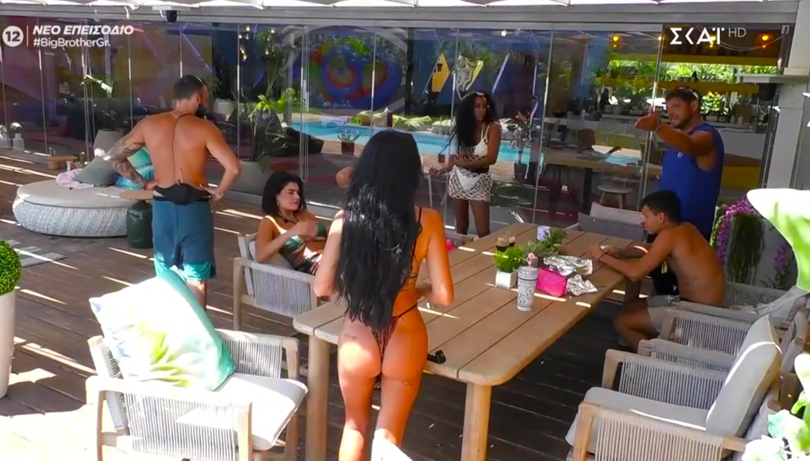 Ο Χρήστος Ντεντόπουλος δεν έκρυψε την αγανάκτησή του απέναντι στην ξαφνική αλλαγή στάσης των συμπαικτών του: «Άρα τώρα είναι καλός ο Γκικουρίας; Τι βλήματα είστε;», φώναξε με έντονο ύφος.