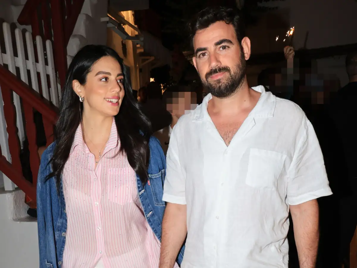 Έξι χρόνια μετά τη γνωριμία τους ο Νίκος Πολυδερόπουλος και η Βαλασία Συμιακού παντρεύονται. Η πρόταση γάμου έγινε στο Πορτοφίνο ενώ το μυστήριο θα τελεστεί το καλοκαίρι στη Ρόδο.