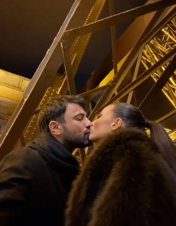 Ο Αντρέας Γεωργίου και η Σιμώνη Χριστοδούλου ταξίδεψαν στο Παρίσι και μοιράστηκαν ρομαντικά στιγμιότυπα από το ταξίδι τους, λίγους μήνες μετά τη γέννηση της κόρης τους.