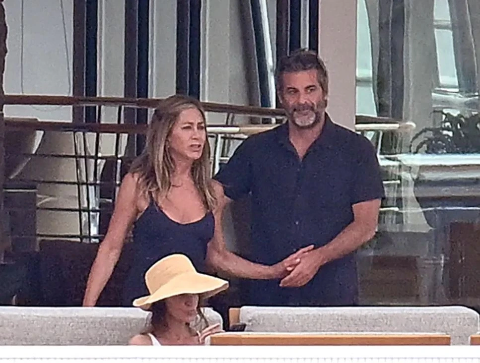 Η 56χρονη σταρ του Hollywood επιβεβαίωσε τη σχέση της με τον Τζιμ Κέρτις με μια ανάρτηση στο Instagram, και τα διεθνή μέσα αποκαλύπτουν ποιος είναι ο άνδρας που έκλεψε την καρδιά της.