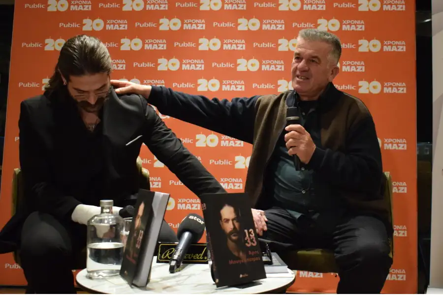 Πρόσφατα παρουσίασε το πρώτο του βιβλίο, μια εξομολόγηση που συνδυάζει μουσική, οικογένεια, ρίζες και την κρίσιμη στιγμή που άλλαξε τη ζωή του. Το βιβλίο δεν αποτελεί απλώς την ιστορία ενός μουσικού· είναι η αφήγηση ενός ανθρώπου που αντιμετώπισε τον φόβο, στάθηκε όρθιος και βρήκε τρόπο να μετατρέψει μια τραυματική εμπειρία σε δύναμη και έμπνευση.