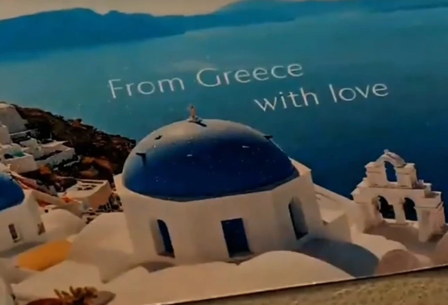 Η πέμπτη σεζόν του Emily in Paris έκλεισε με μια σκηνή που έφερε την Ελλάδα στο επίκεντρο, πυροδοτώντας φήμες για αλλαγή τοποθεσίας και πιθανό «Emily in Greece».