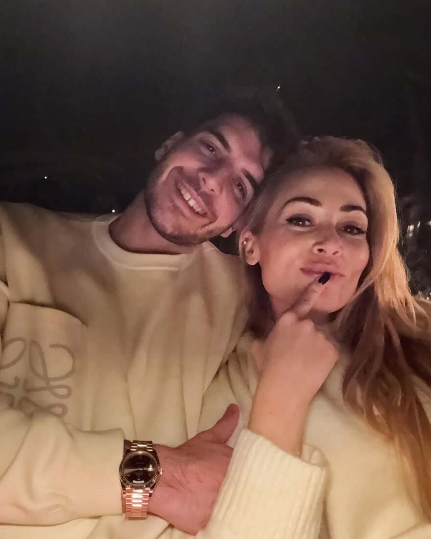 Ο Φώτης Ιωαννίδης μιλά με θαυμασμό για την Ελένη Βουλγαράκη, τη σχέση τους από απόσταση και την απόφασή της να μη θυσιάσει τη δουλειά και την προσωπική της πορεία.